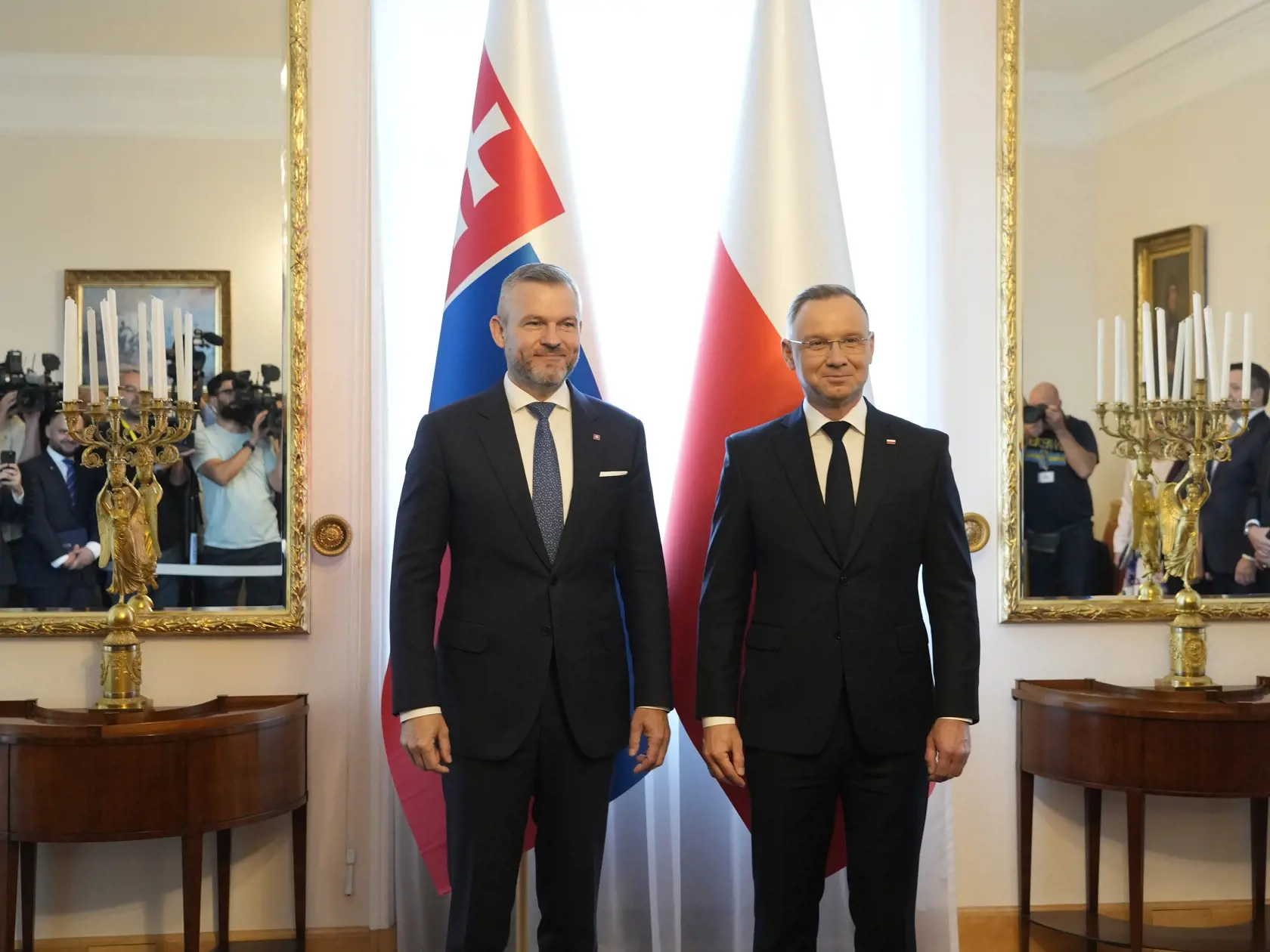 KK6 Varšava - Poľský prezident Andrzej Duda (vpravo) víta slovenského prezidenta Petra Pellegriniho pred spoločným pracovným stretnutím vo Varšave 4. júla 2024. FOTO TASR/AP
Polish President Andrzej Duda right, welcomes Slovakian president Peter Pellegrini,left, prior to a working meeting at Belvedere Palace in Warsaw, Poland, Thursday , July 4, 2024. Pellegrini is on a one-day visit, ahead of NATO summit. (AP Photo/Czarek Sokolowski)