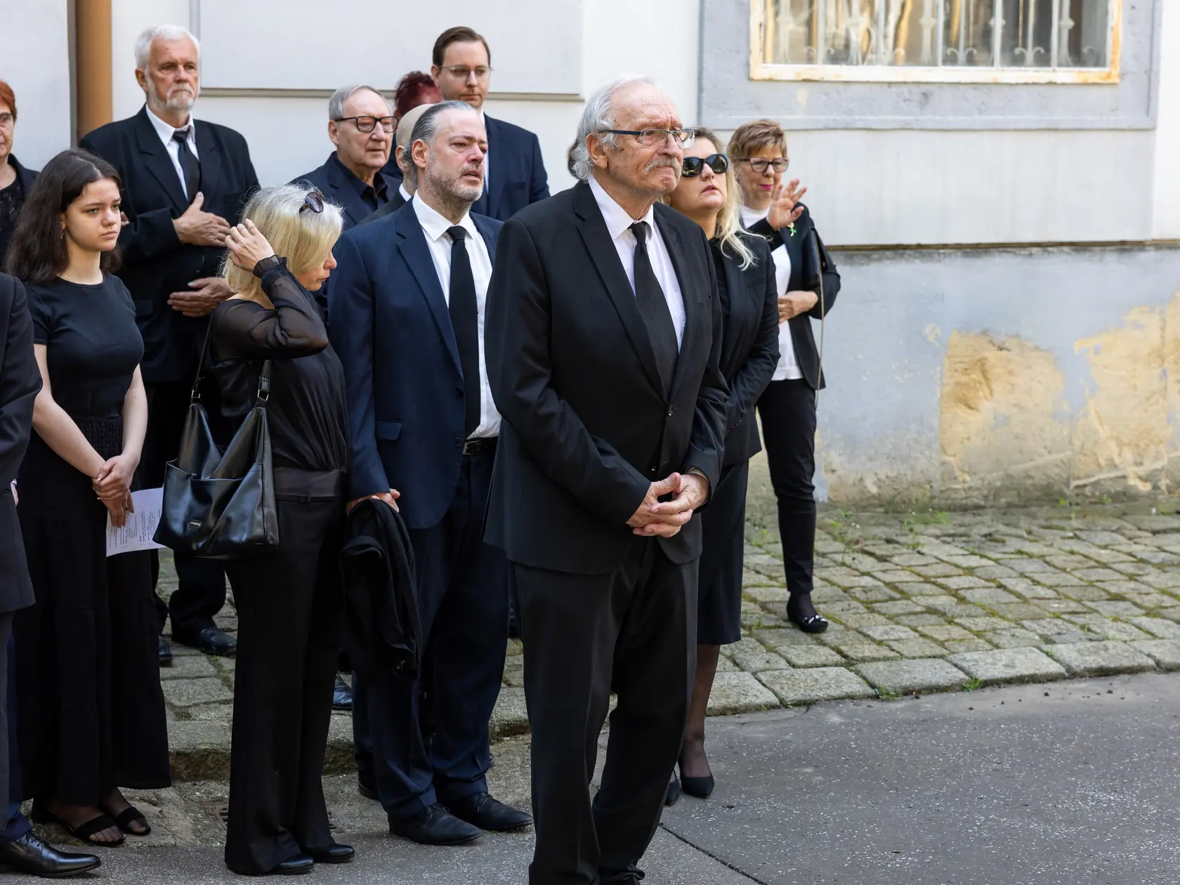 Rozlúčka s Danielou Kovárovou, manželkou herca Františka Kovára. V popredí František Kovár.