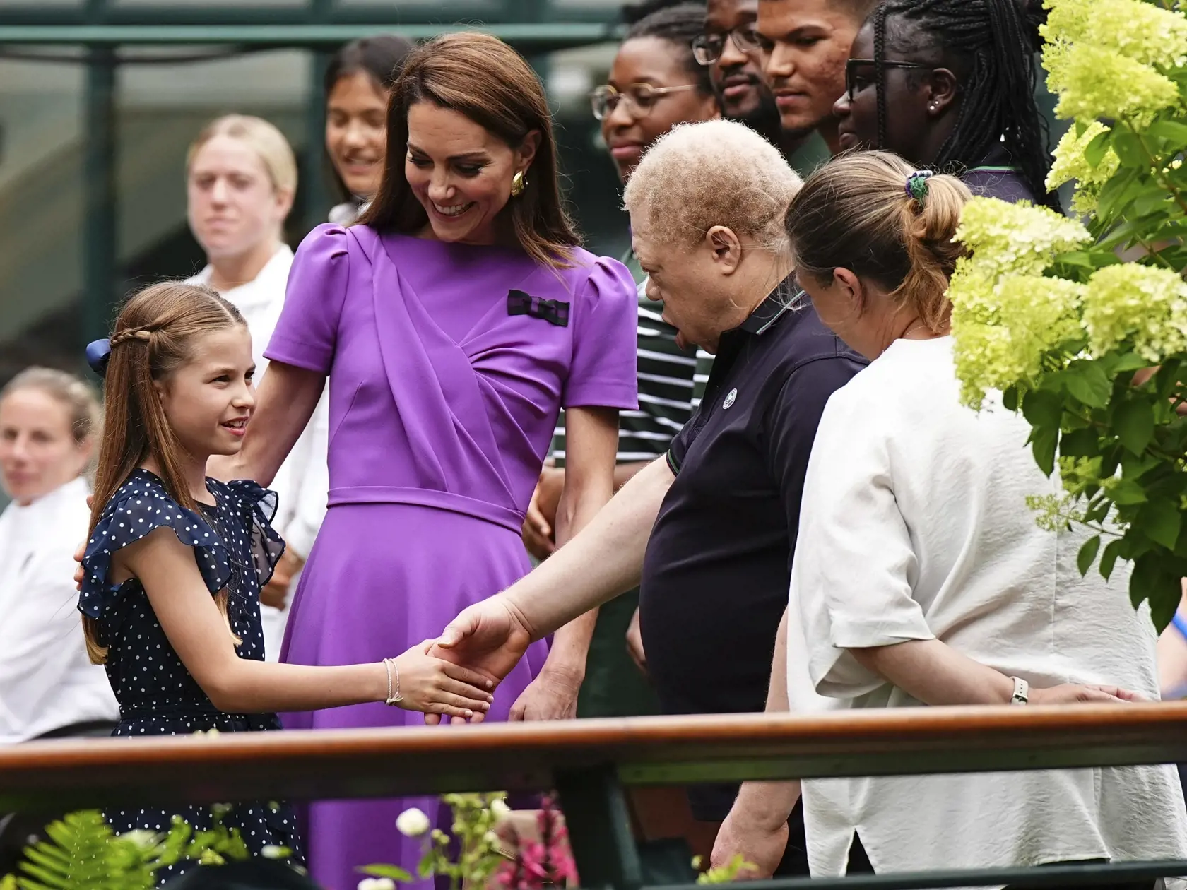 Princezná Charlotte sa zdraví s personálom All England Clubu.