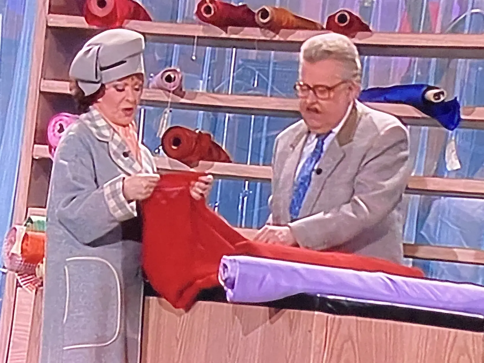 Takto si v jednej scénke z Televarieté vyberala Jiřina Bohdalová látku na šaty. V tom čase však v obchodoch taká ponuka, aká je na výber dnes, ani zďaleka nebola.