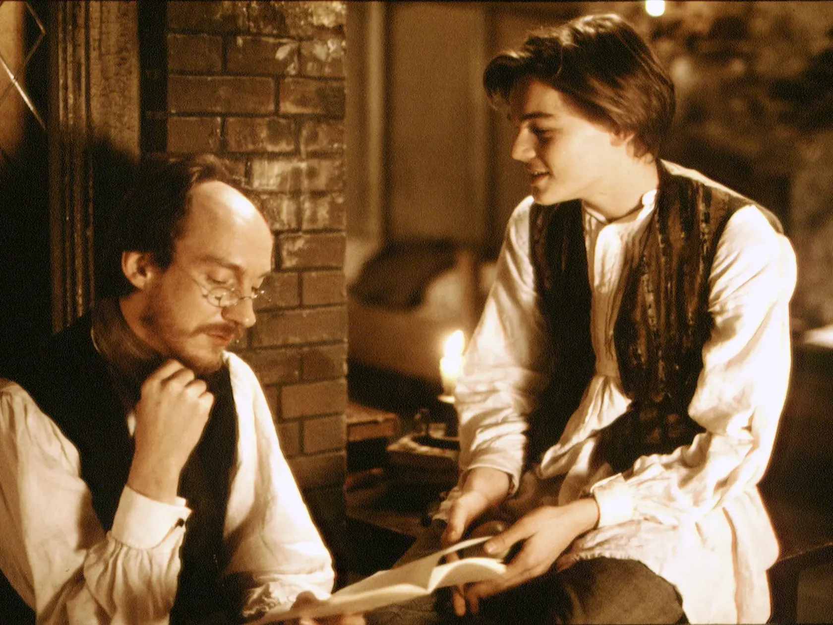 Herec DAVID THEWLIS (vľavo) ako Paul Verlaine a LEONARDO DICAPRIO v úlohe Arthura Rimbauda vo filme Úplné zatmenie.