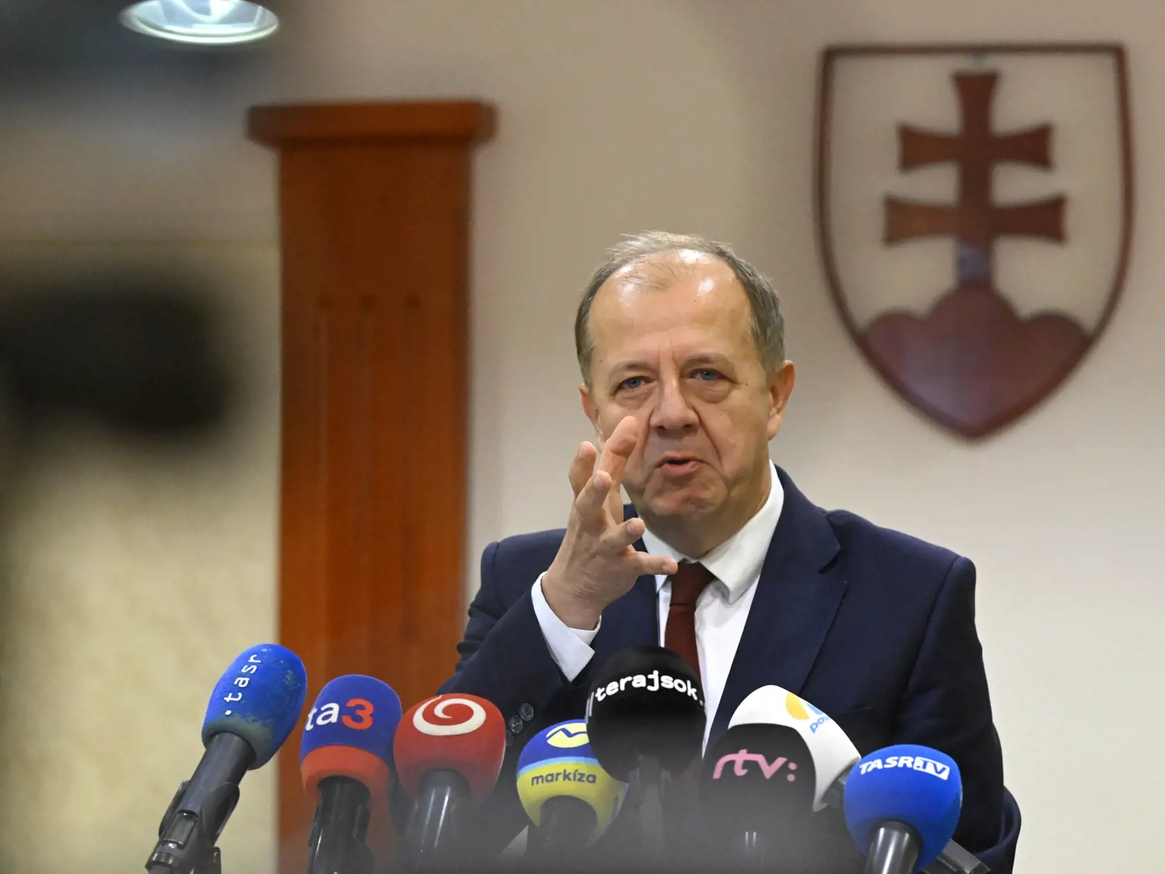 Na Slovensku sa v sobotu o siedmej hodine ráno začali historicky prvé spojené voľby do orgánov samosprávy obcí a do orgánov samosprávnych krajov. Na snímke úradujúci primátor mesta Trenčín a kandidát na tento post Richard Rybníček reaguje na obhajobu primátorského mandátu po zverejnení predbežných neoficiálnych výsledkov v Trenčíne 30. októbra 2022. FOTO TASR - Radovan Stoklasa