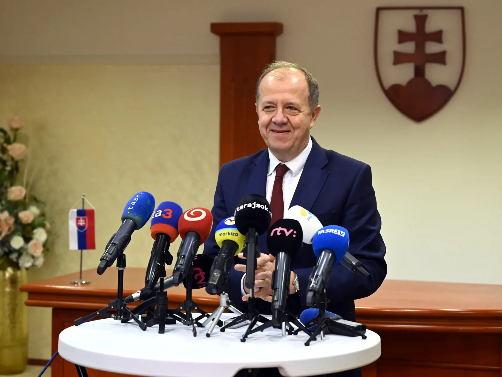Na Slovensku sa v sobotu o siedmej hodine ráno začali historicky prvé spojené voľby do orgánov samosprávy obcí a do orgánov samosprávnych krajov. Na snímke úradujúci primátor mesta Trenčín a kandidát na tento post Richard Rybníček reaguje na obhajobu primátorského mandátu po zverejnení predbežných neoficiálnych výsledkov v Trenčíne 30. októbra 2022. FOTO TASR - Radovan Stoklasa