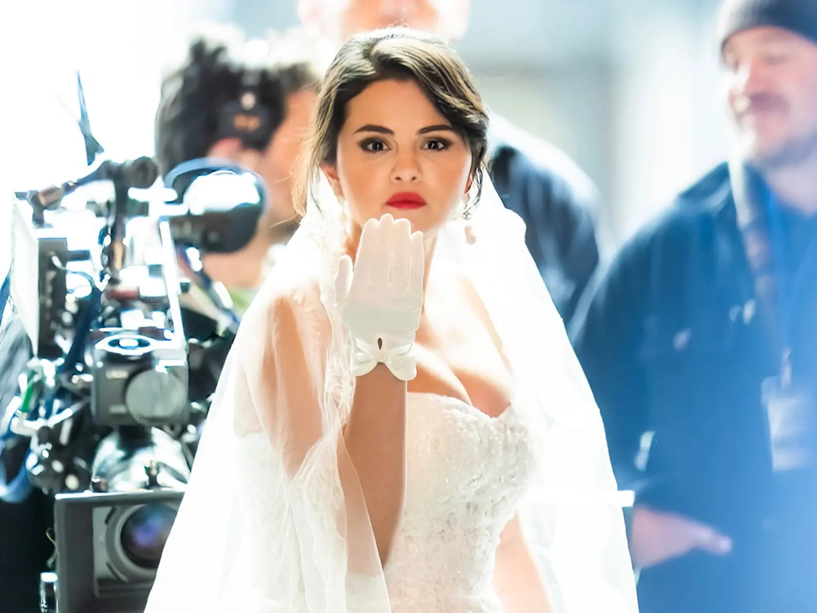 Speváčka a herečka Selena Gomez (30) šokovala fanúšikov, keď sa v uliciach New Yorku objavila v svadobných šatách.