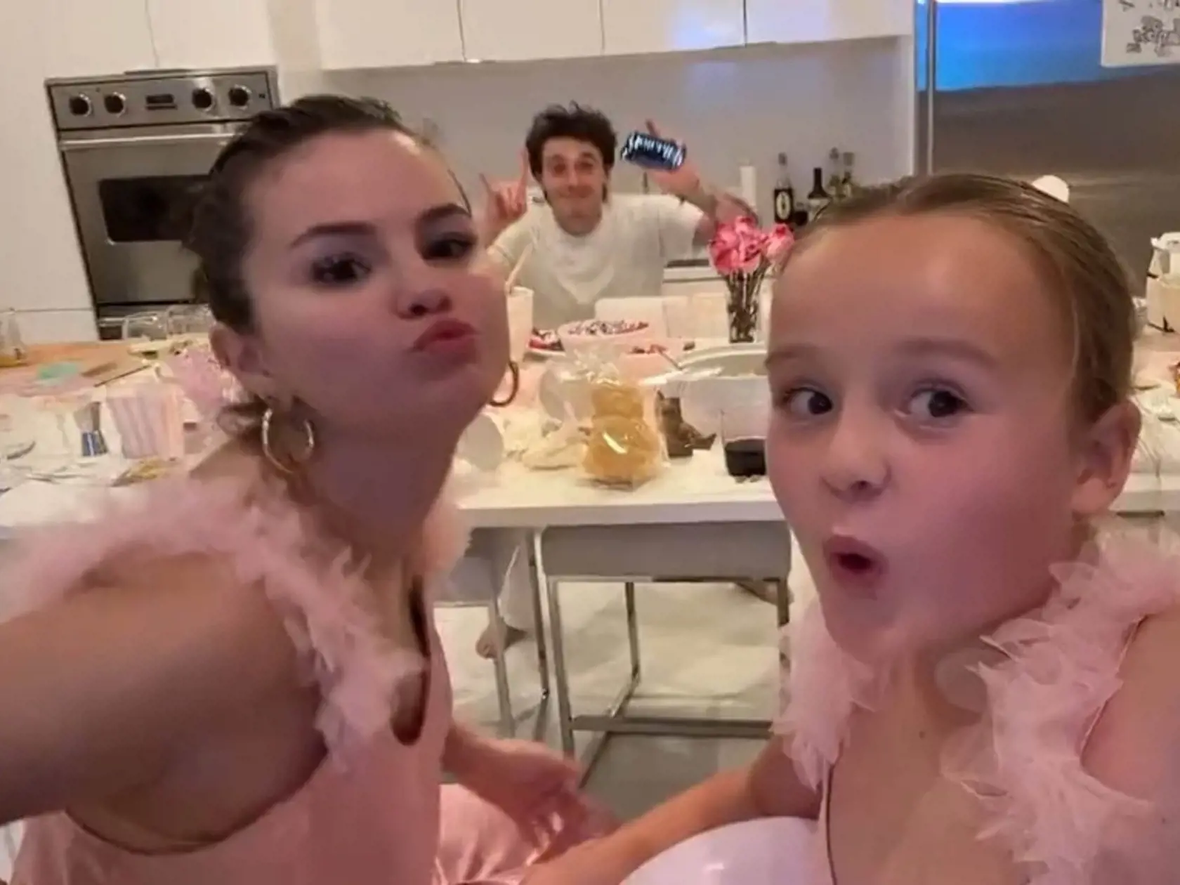 Selena Gomezna pyžamovej párty - vzadu Brooklyn Beckham, ktorý im rád pripravil chutné pochúťky.