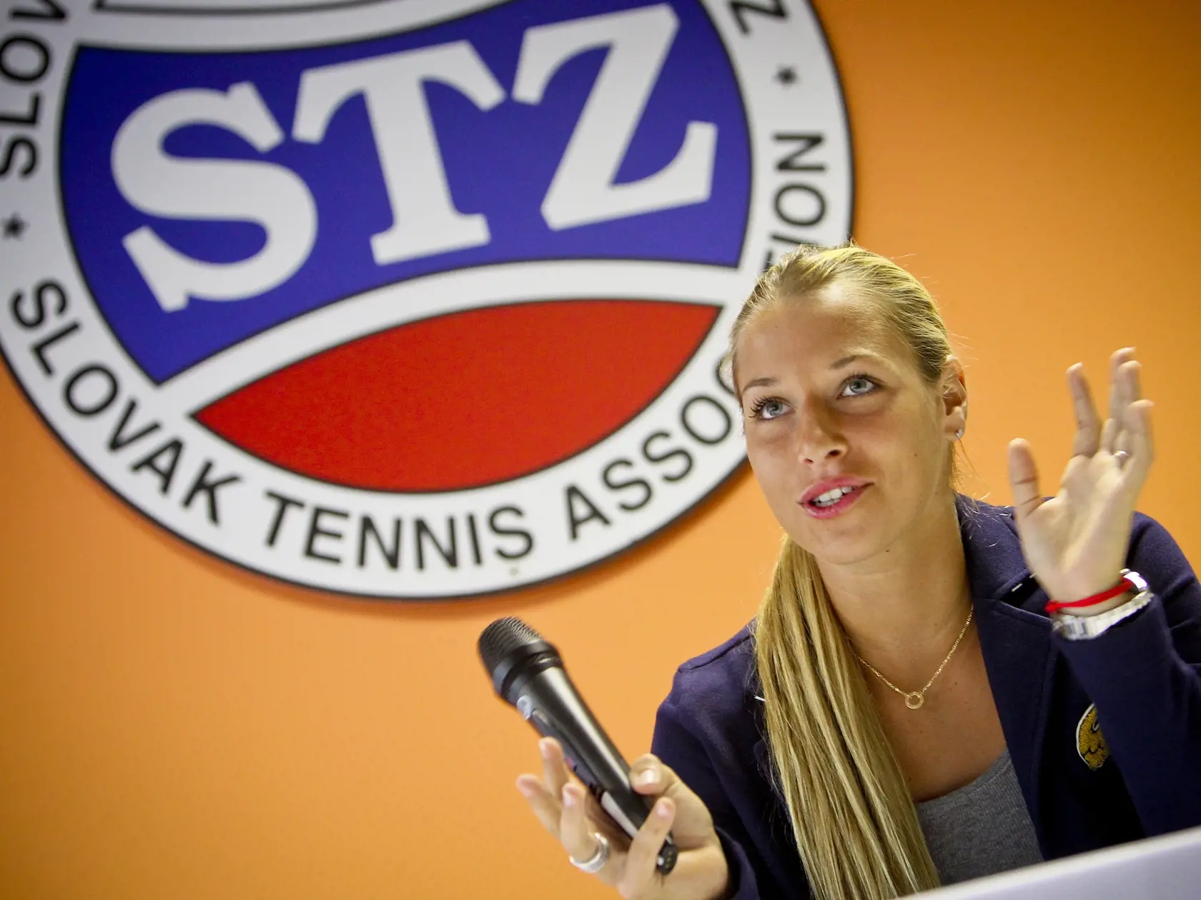 Na snimke slovenska tenistka Dominika Cibulkova odpoveda na otazky novinarov pocas tlacovej konferencie po navrate zo stvrtfinale parizskeho grandslamoveho turnaja okruhu WTA, Roland Garros. 