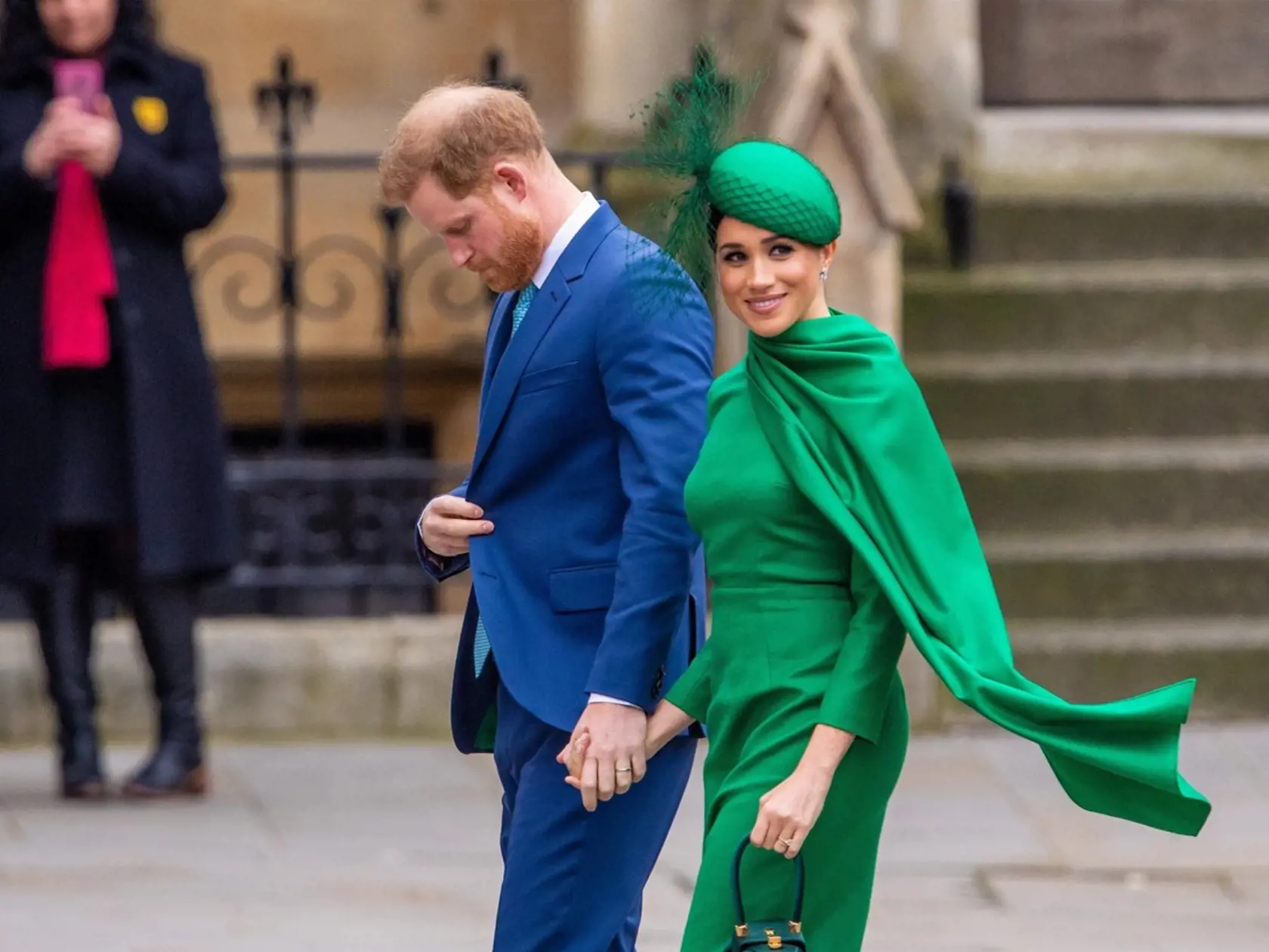 Princ Harry vyzeral veľmi smutný, akoby na pleciach niesol celú ťarchu odchodu.