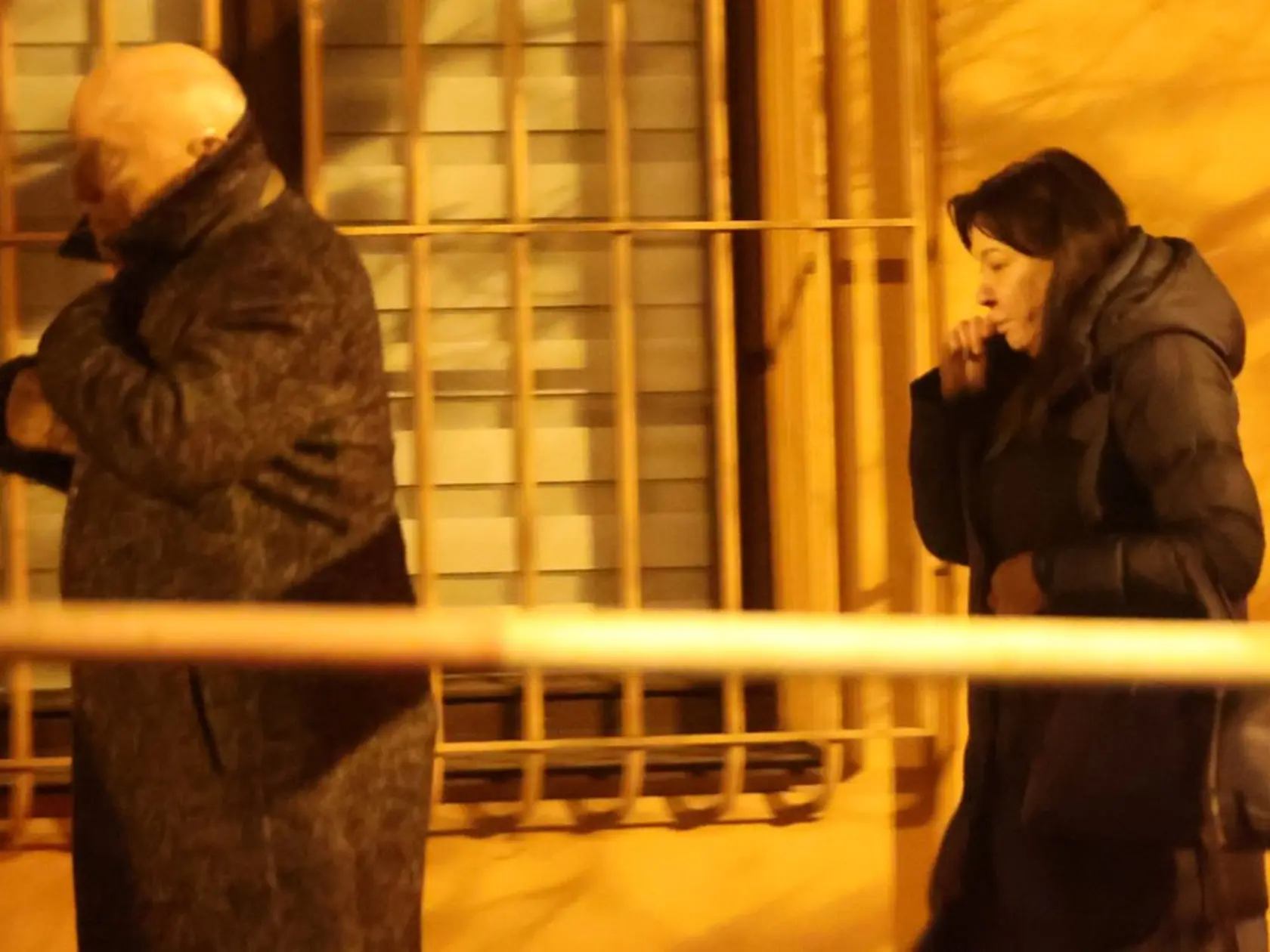 Zúfalí rodičia Dagmar Patrasová a Felix Slováček odchádzajú z bytu svojej Aničky.