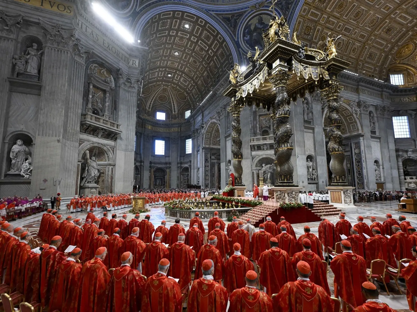 Kardináli počas svätej omše za voľbu pápeža (Pro eligendo Romano Pontifice) v Bazilike sv. Petra.