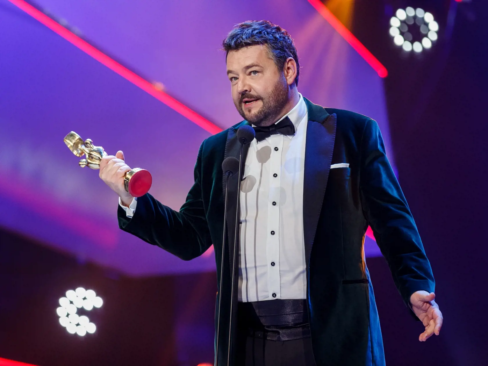Na snímke Michal Hudák si preberá cenu v kategórií herec počas slávnostného vyhlasovania ankety Osobnosť televíznej obrazovky 2018 v budove Slovenského národného divadla.