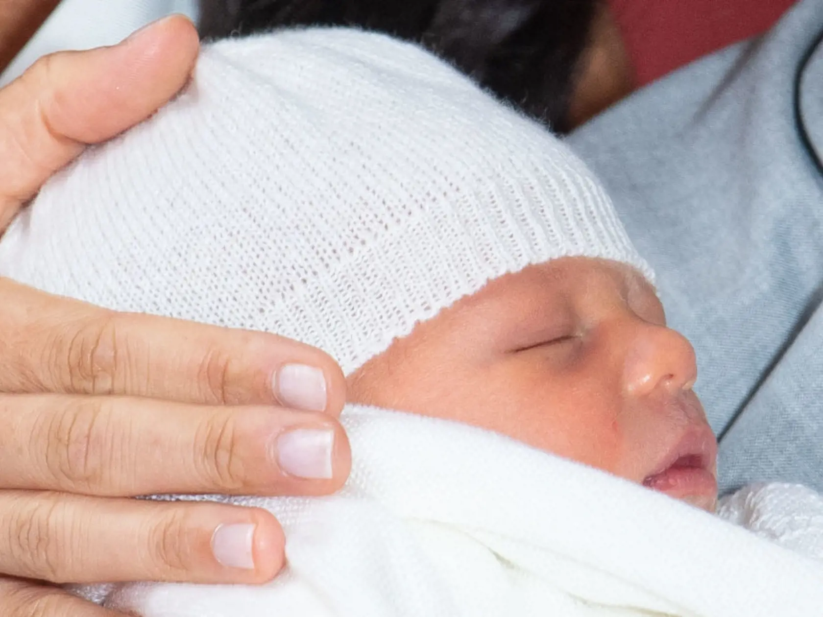 WINDSOR, ENGLAND - MAY 08: Prince Harry, Duke of Sussex and Meghan, Duchess of Sussex, pose with their newborn son Archie Harrison Mountbatten-Windsor during a photocall in St George's Hall at Windsor Castle on May 8, 2019 in Windsor, England. The Duchess of Sussex gave birth at 05:26 on Monday 06 May, 2019. (Photo by Dominic Lipinski - WPA Pool/Getty Images)