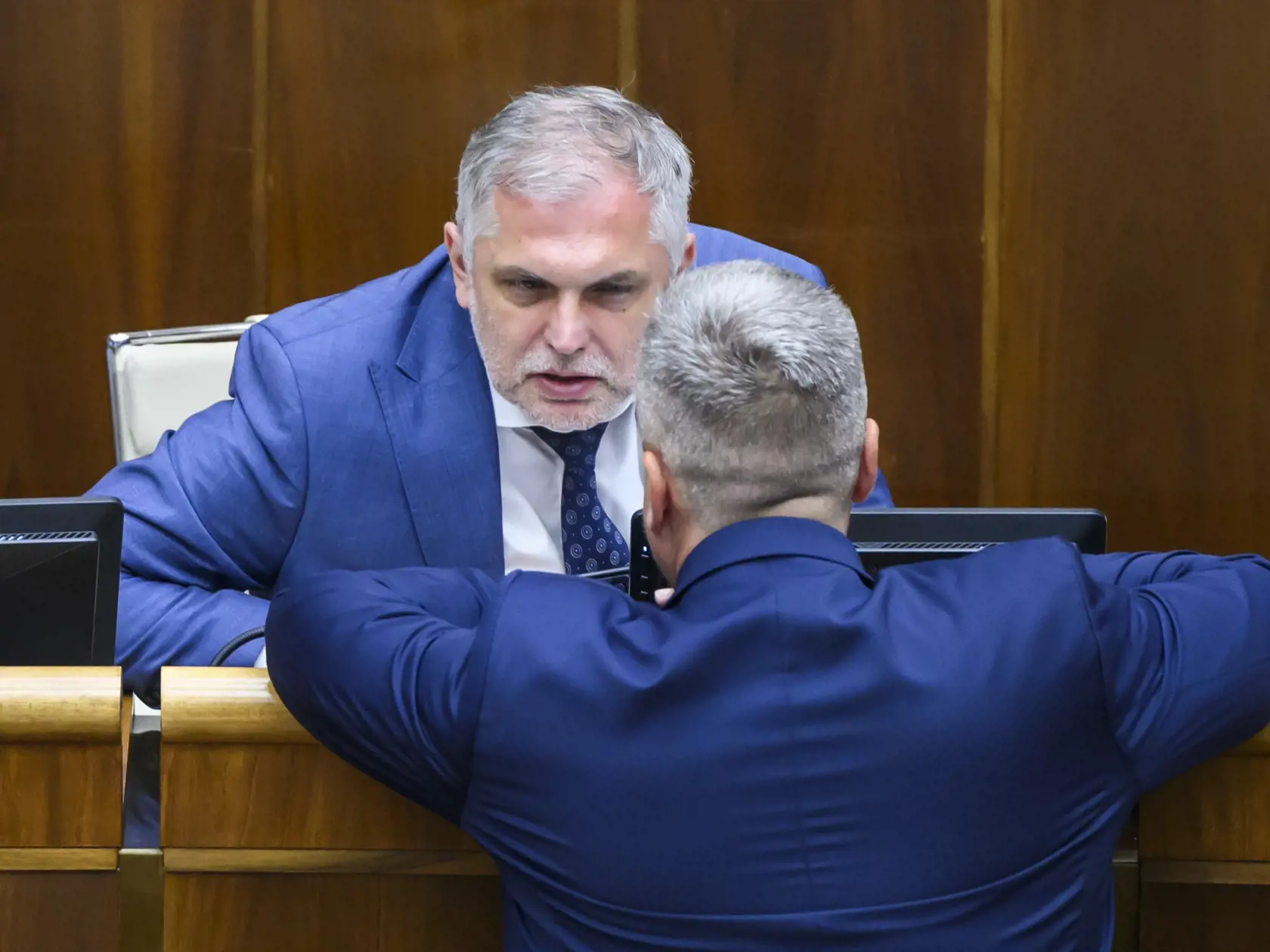 Na snímke zľava predseda Výboru Národnej rady (NR) SR pre kultúru a médiá Roman Michelko (SNS) a podpredseda parlamentu Andrej Danko (SNS) diskutujú pred hlasovaním o zákone o STVR na 15. schôdzi parlamentu v Bratislave vo štvrtok 20. júna 2024. FOTO TASR - Jaroslav Novák   