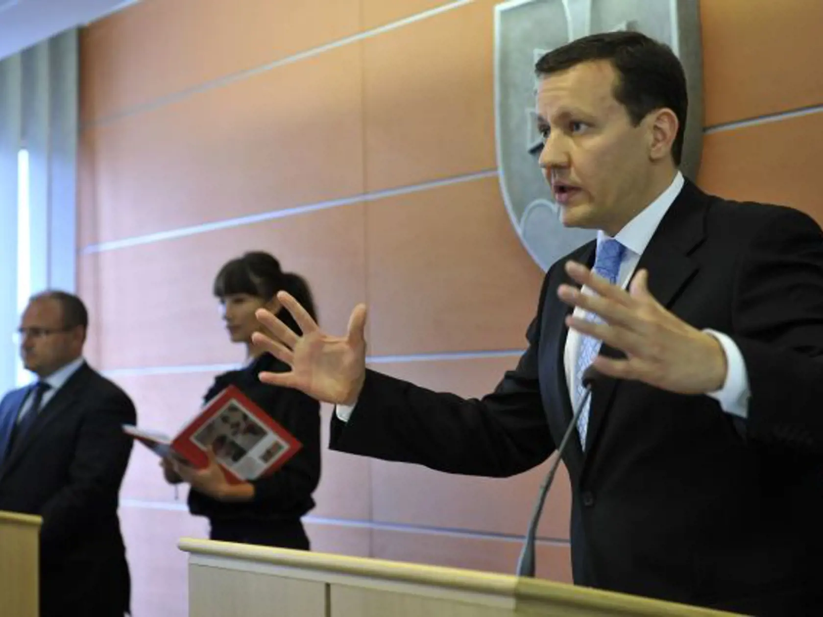Na snímke z¾ava minister práce, sociálnych vecí a rodiny SR Jozef Mihál, štátna tajomníèka ministerstva práce Lucia Nicholsonová a minister vnútra Daniel Lipšic poèas tlaèovej konferencie na tému Korupcia pri ude¾ovaní dotácií v Sociálnej implementaènej agentúr  8. septembra 2011 v Bratislave. FOTO TASR - Pavel Neubauer  *** Local Caption ***