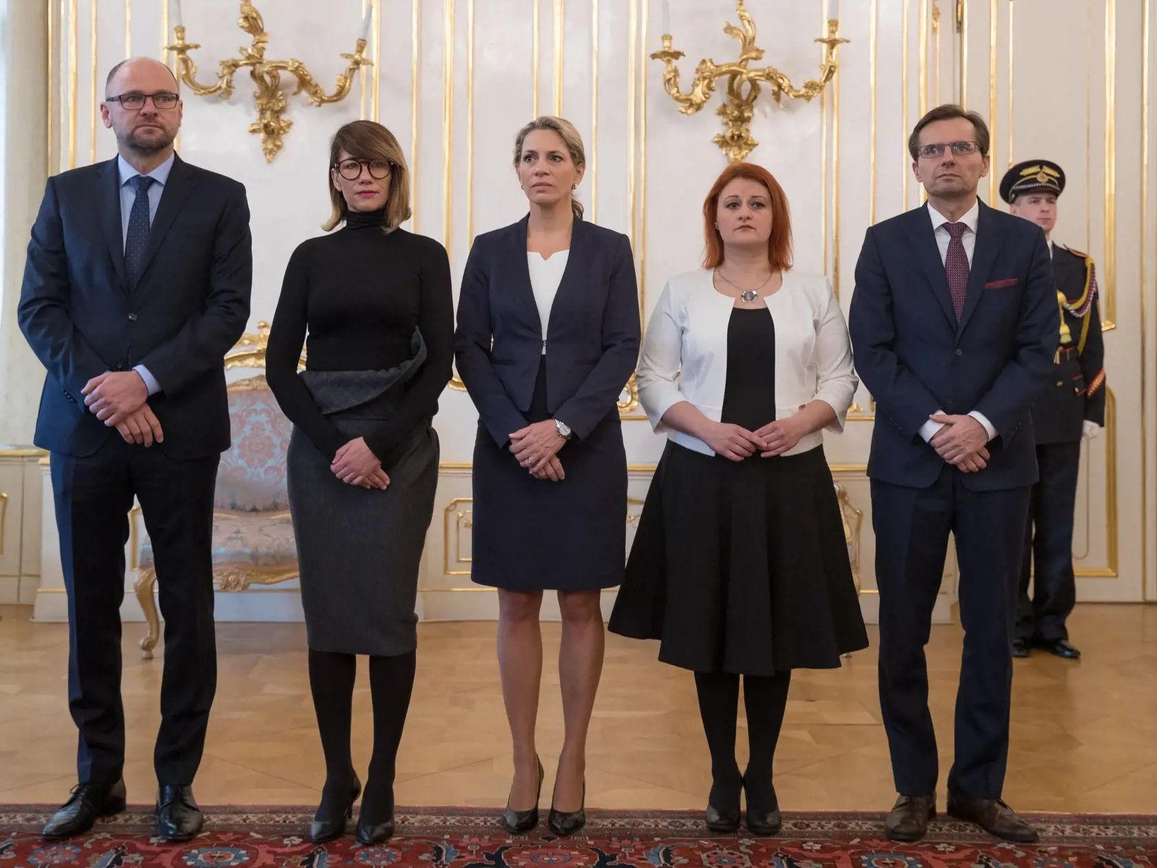 Zástupcovia opozičnej politickej strany SaS prišli na stretnutie s prezidentom Slovenskej republiky Andrejom Kiskom, aby mu prezentovali svoju predstavu o riešení aktuálnej politickej situácie po kauze zavraždenia investigatívneho novinára Jána Kuciaka a jeho partnerky Martiny Kušnírovej. Na snímke zľava je Richard Sulík, Lucia Ďuriš Nicholsonová, Jana Kiššová, Natália Blahová a Ľubomír Galko.