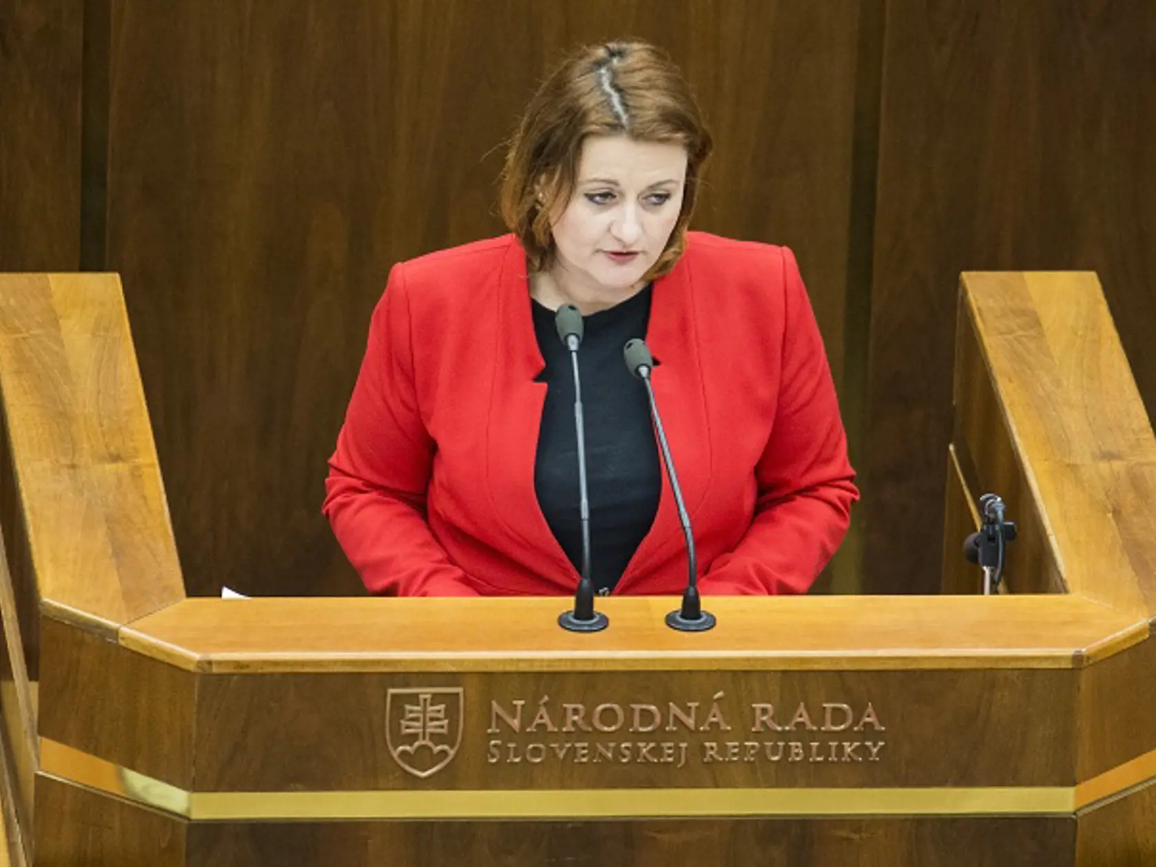 Na snímke predsedníčka poslaneckého klubu SaS Natália Blahová je za rečníckom pultom počas mimoriadnej schôdze parlamentu 6. apríla 2017 v Bratislave. Jej jediným bodom je vyslovenie nedôvery ministrovi práce Jánovi Richterovi (SMER-SD). Rokovanie iniciovali svojimi podpismi opoziční poslanci, ako hlavný dôvod uvádzajú kauzu Čistý deň. Návrh na vyslovenie nedôvery podali opozičné strany SaS a OĽaNO-NOVA. Pod iniciatívu sa podpísalo viac ako 50 poslancov. FOTO TASR - Jakub Kotian