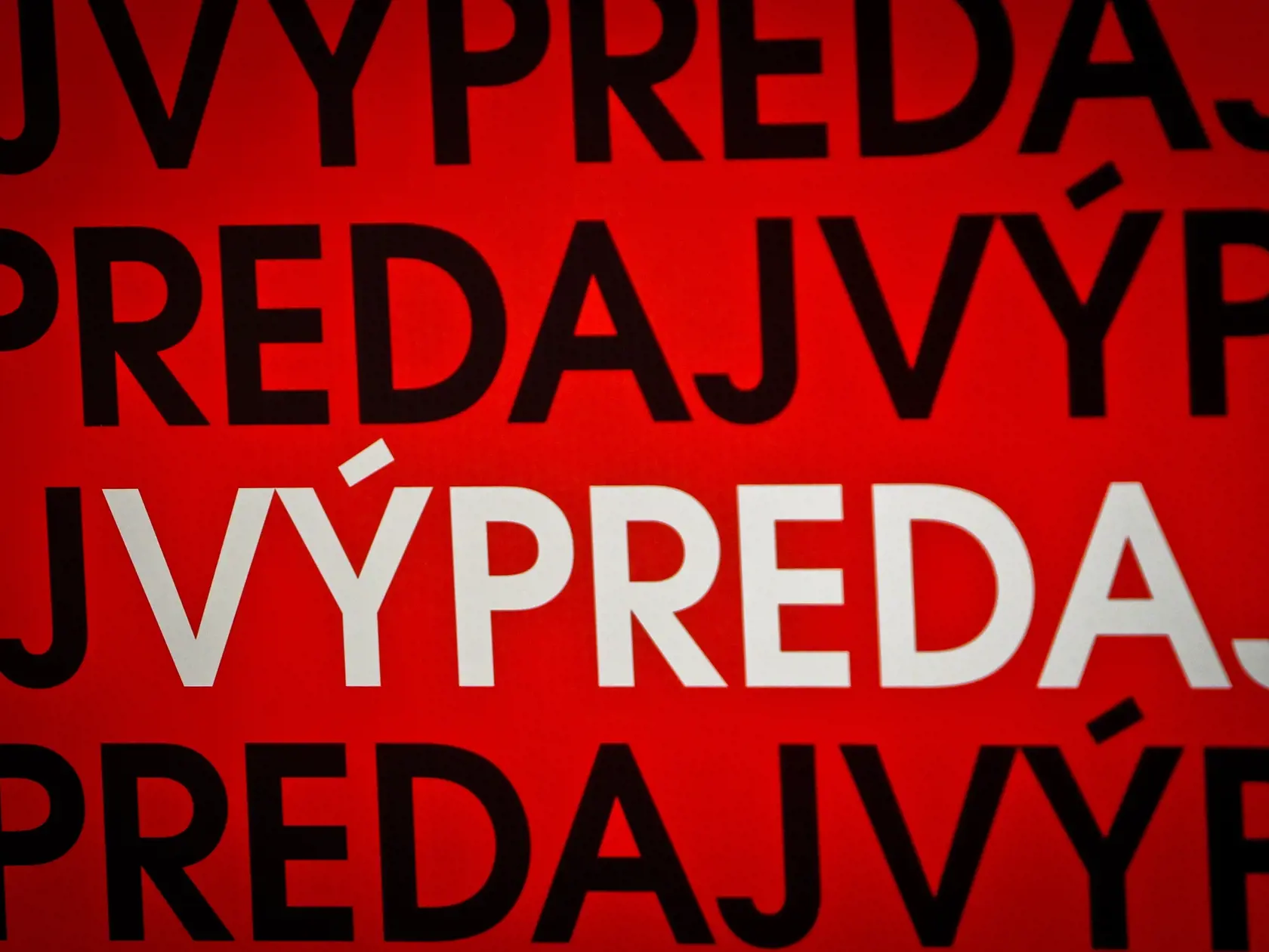 Výpredaje, akcie, zľavnený tovar. Vždy predtým, ako si zakúpite niečo v akcii, si pre istotu porovnajte aj cenu u konkurencie.
