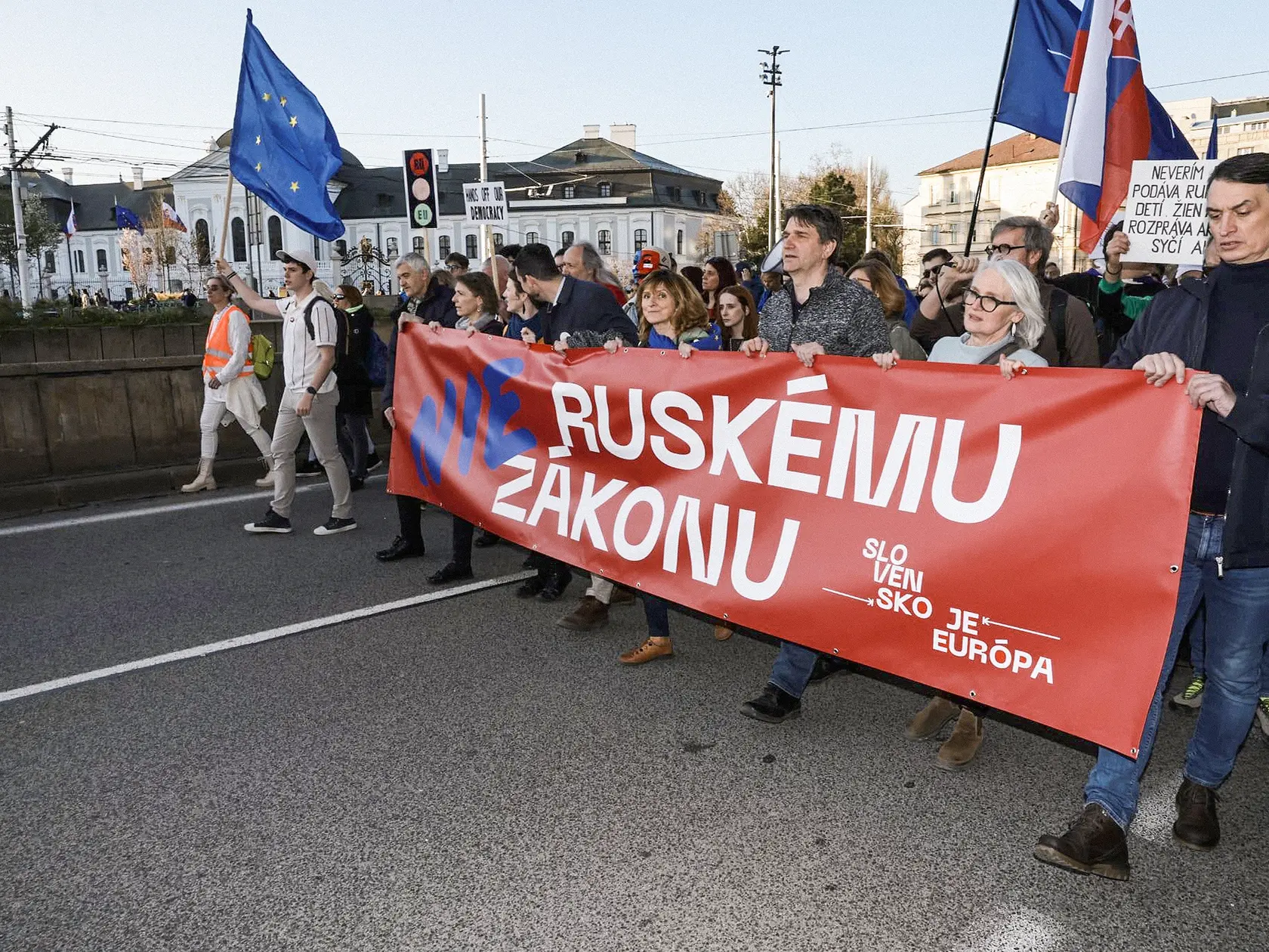 Koaličná väčšina v parlamente schválila novelu zákona o neziskových organizáciách z dielne koaličnej SNS. Neziskové organizácie majú teraz povinnosť sprístupňovať informácie o hospodárení s verejnými prostriedkami.