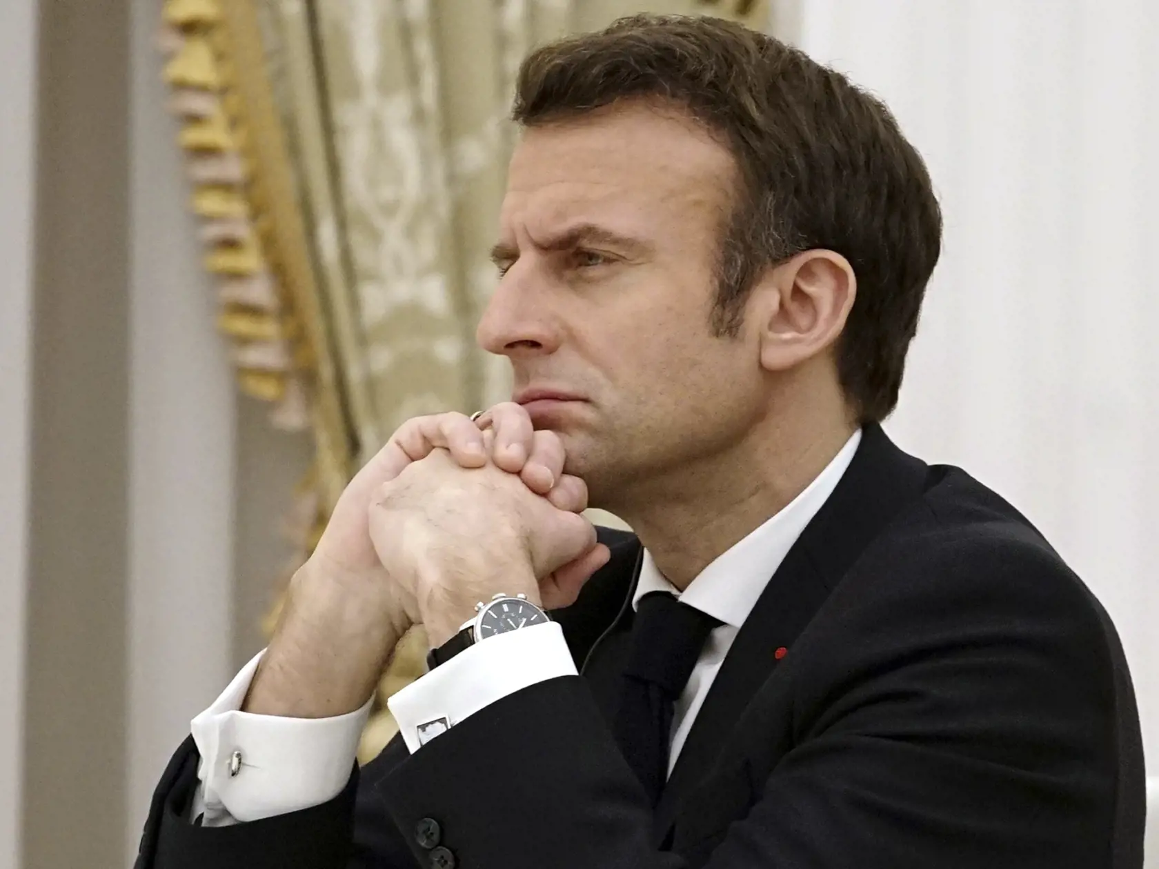 KK31 Moskva - Na snímke francúzsky prezident Emmanuel Macron počas stretnutia s ruským prezidentom Vladimirom Putinom 7. februára 2022 v Moskve. FOTO TASR/AP
French President Emmanuel Macron listens to Russian President Vladimir Putin during their meeting in the Kremlin in Moscow, Russia, Monday, Feb. 7, 2022. Macron traveled to Moscow in a bid to help defuse tensions amid a Russian troop buildup near Ukraine that fueled fears of an invasion. (Sputnik, Kremlin Pool Photo via AP)