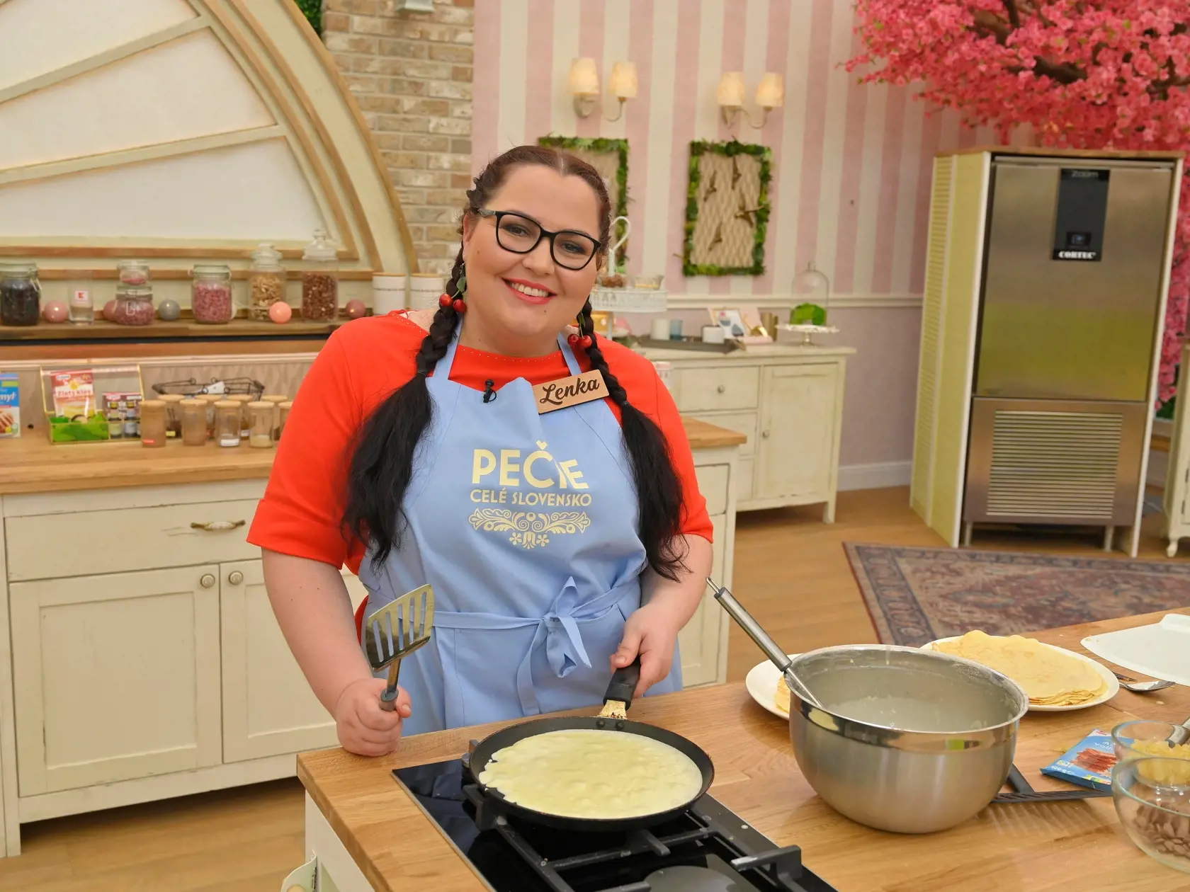 Pečie celé Slovensko 2, druhá časť. Súťažiaci robili praclíky, tiramisu a palacinkovú tortu.