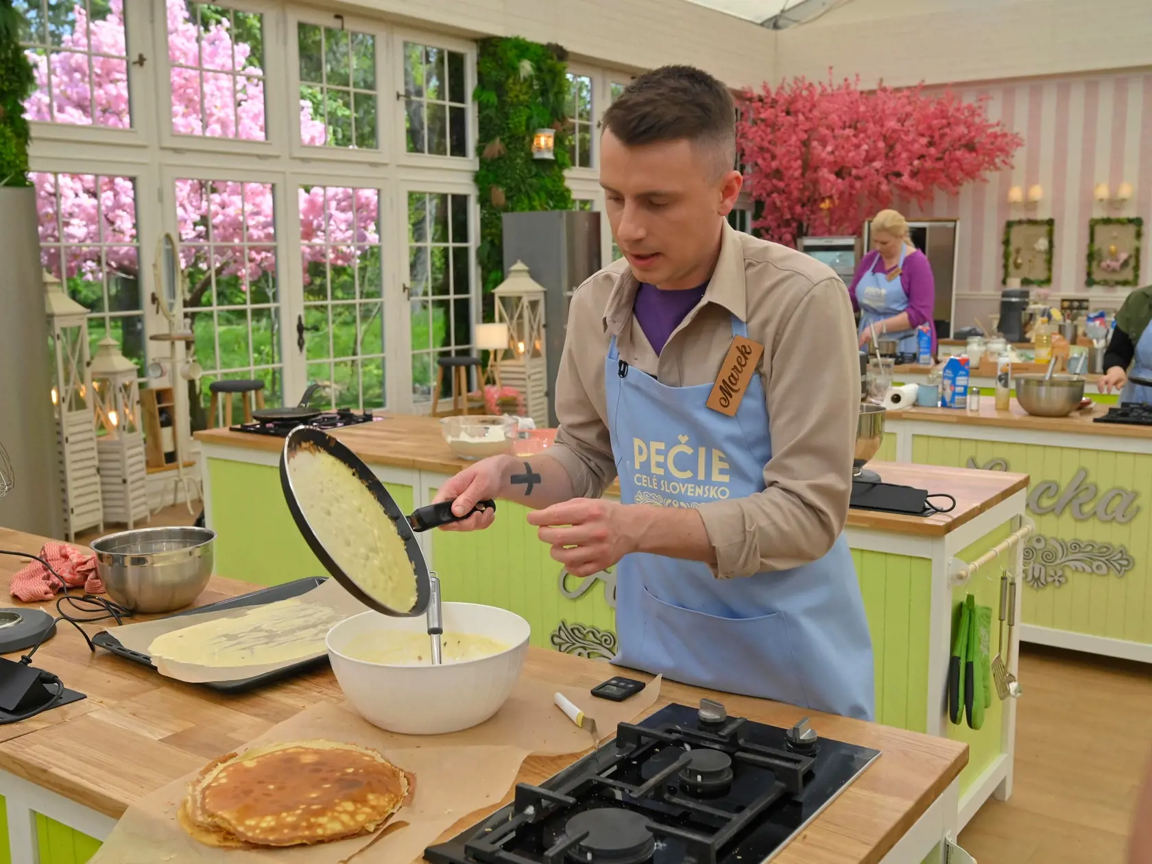 Pečie celé Slovensko 2. Súťažiaci robili praclíky, tiramisu a palacinkovú tortu.