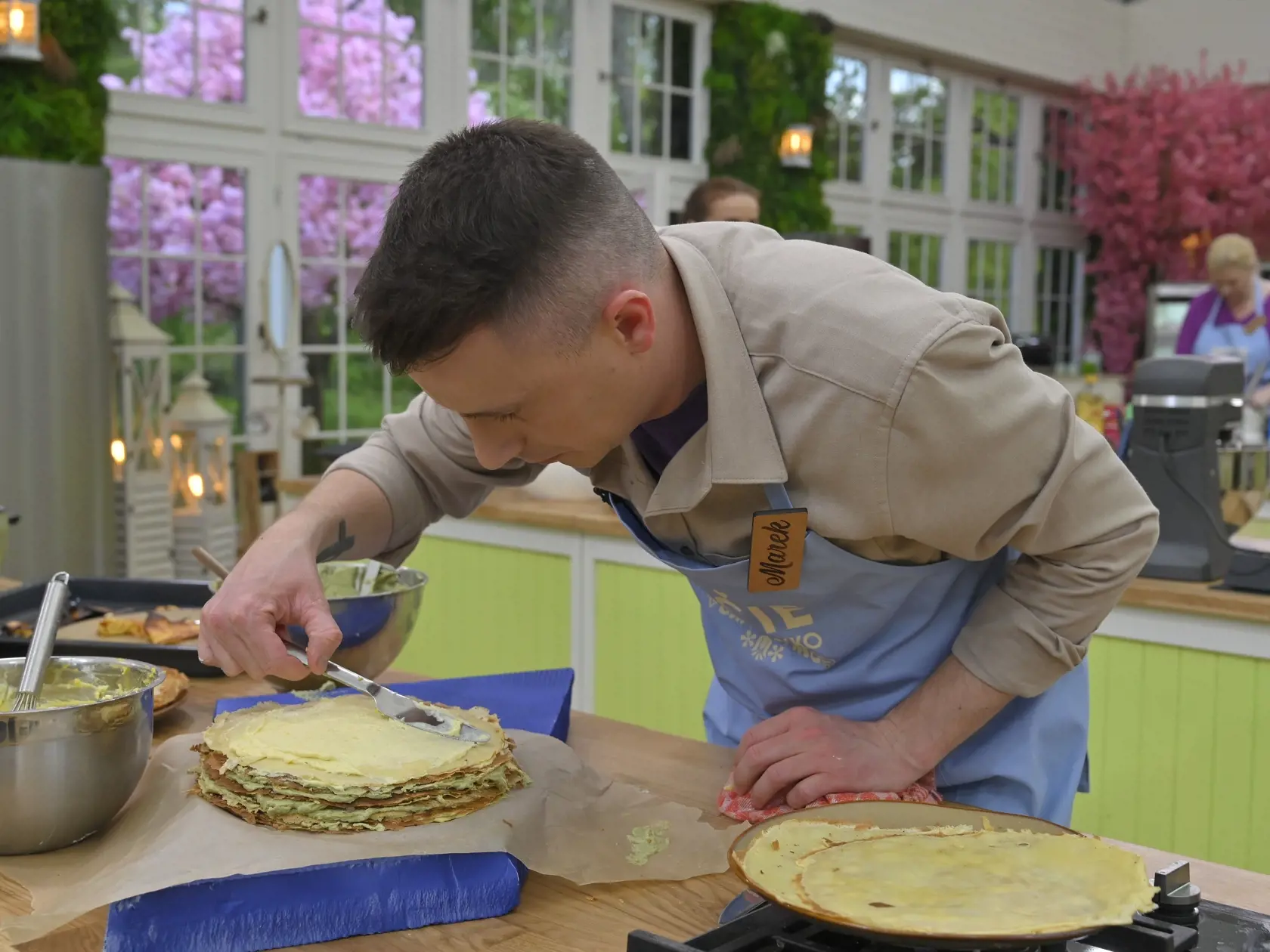 Pečie celé Slovensko 2. Súťažiaci robili praclíky, tiramisu a palacinkovú tortu.