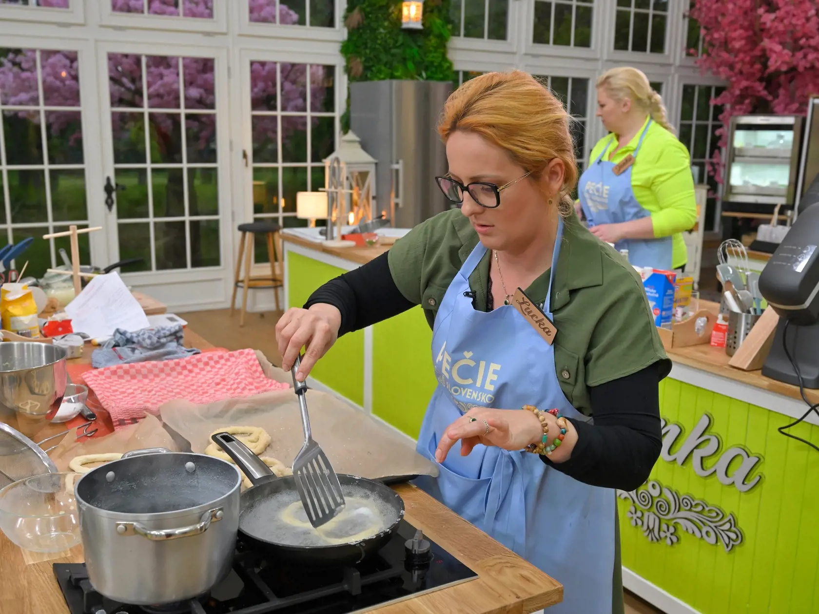 Pečie celé Slovensko 2, druhá časť. Súťažiaci robili praclíky, tiramisu a palacinkovú tortu.