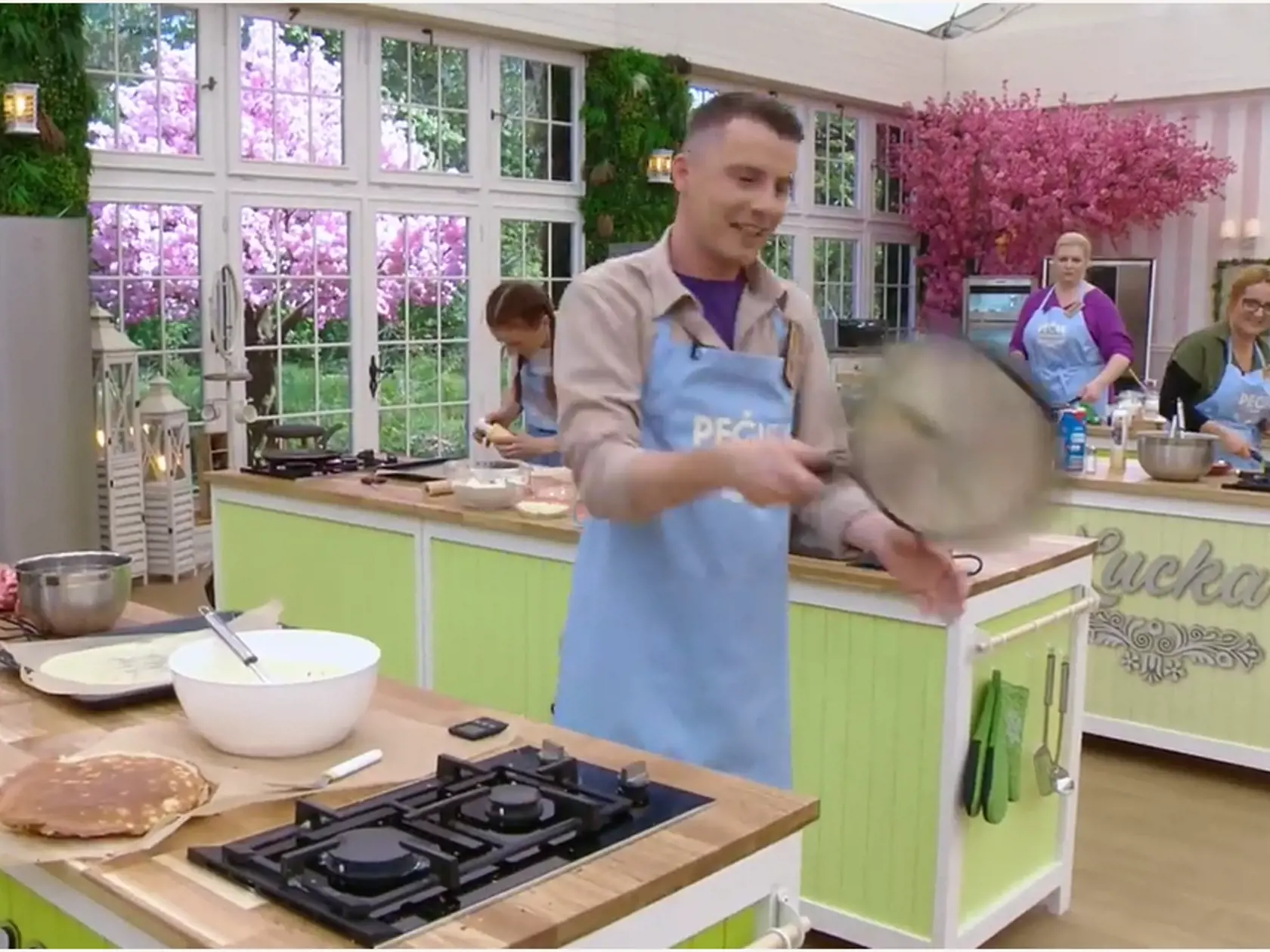 Pečie celé Slovensko 2. Súťažiaci robili praclíky, tiramisu a palacinkovú tortu.