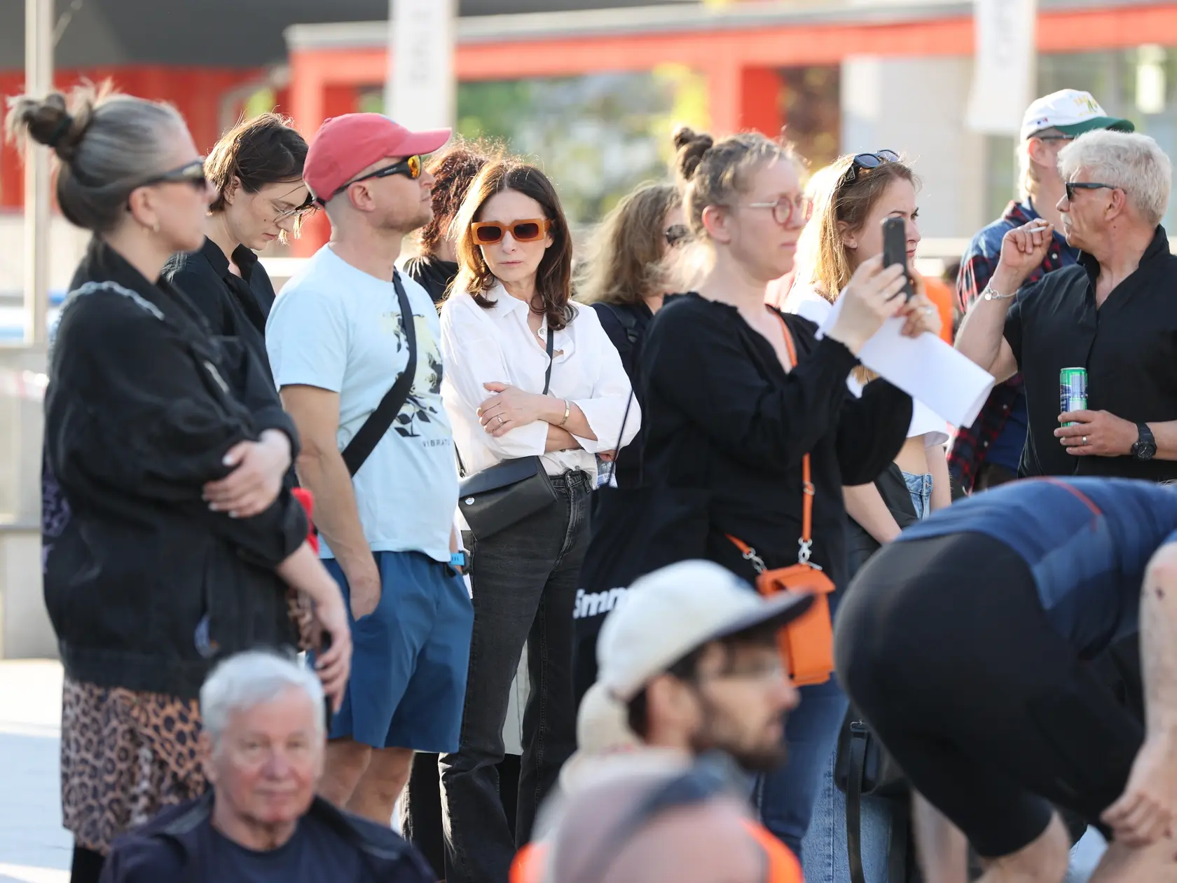 Pred koncertom ruskej speváčky Anny Netrebko sa konal  protest na námestí pred Slovenským národným divadlom. Nechýbali Richard Stanke, Heňa Mičkovicová (vľavo) a Jana Kovalčíková (v strede dole).