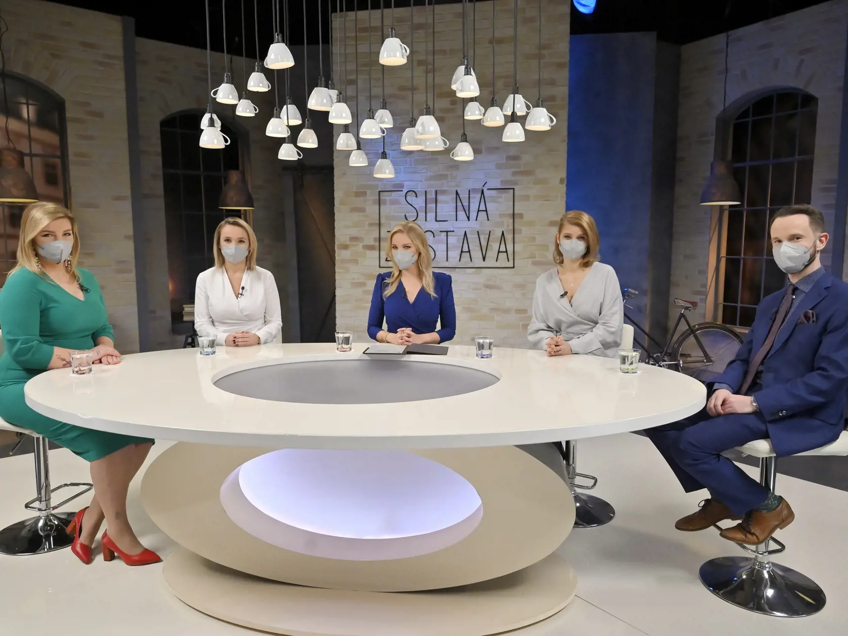 Zuzana Kovačič Hanzelová (vpravo) sa po štyroch rokoch ocitla v priestoroch RTVS, kde dala v roku 2018 výpoveď. Prijala totiž pozvanie do relácie Silná zostava.
