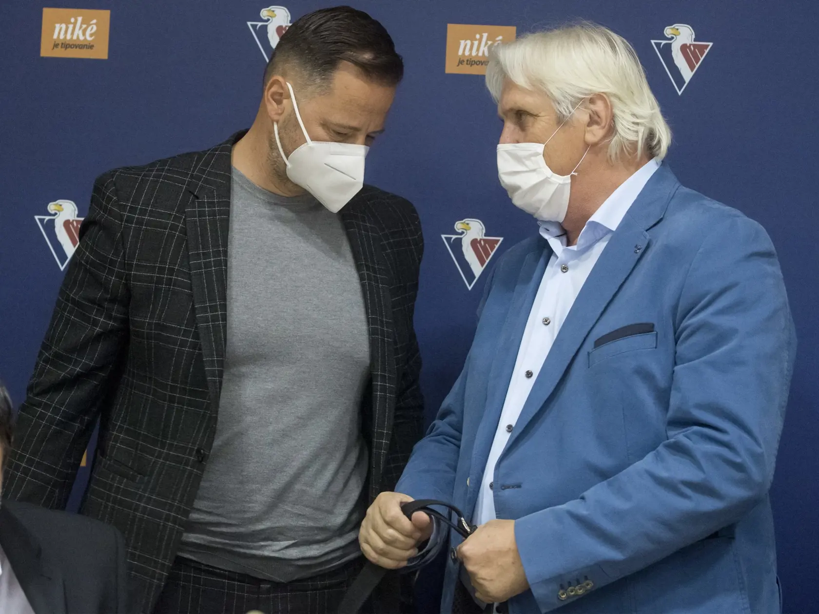 Vľavo menšinový majiteľ Pavol Hofstädter a vpravo väčšinový majiteľ HC Slovan Bratislava Rudolf Hrubý počas tlačovej konferencie pred štartom sezóny 2020/21 v hokejovej Tipos extralige 24. septembra 2020 v Bratislave.