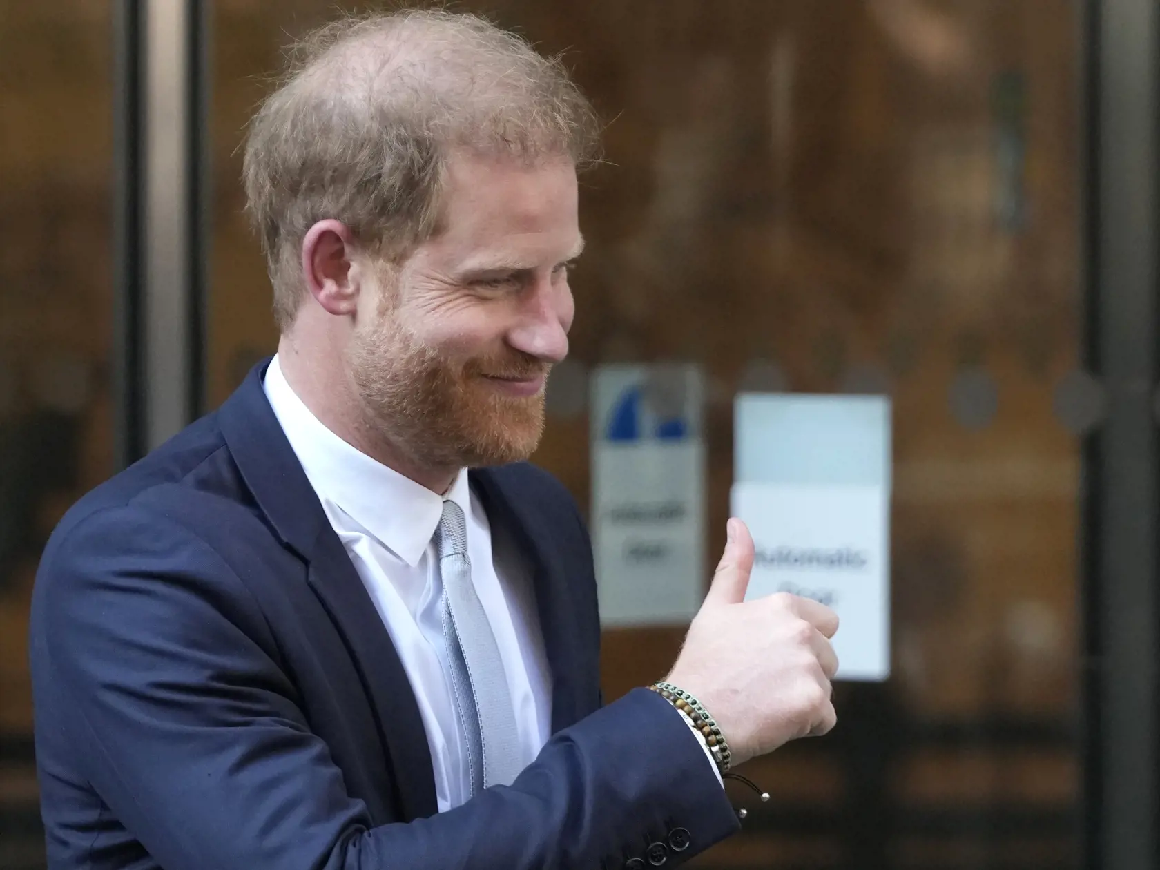 Britský princ Harry gestikuluje pri odchode zo súdu v centrálnom Londýne 7. júna 2023, kde sa súdi s britskými médiami.