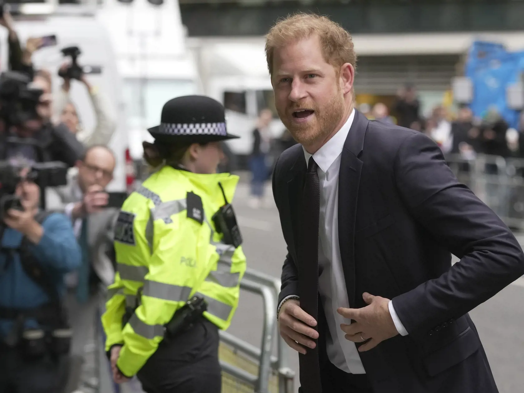 Britský princ Harry prichádza na súd v centrálnom Londýne 6. júna 2023, kde sa súdi s britskými médiami.