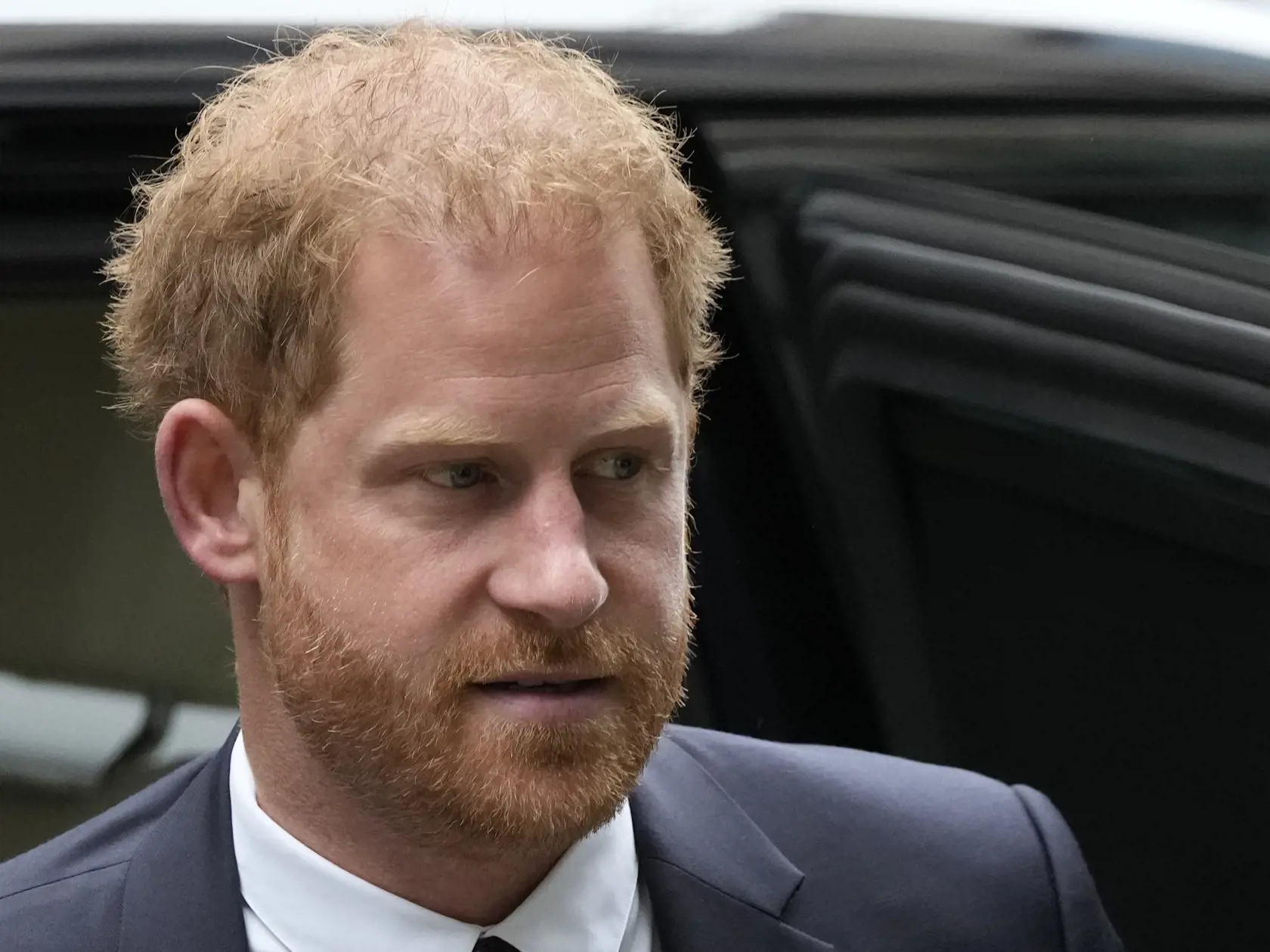 Britský princ Harry prichádza na súd v centrálnom Londýne 6. júna 2023, kde sa súdi s britskými médiami.