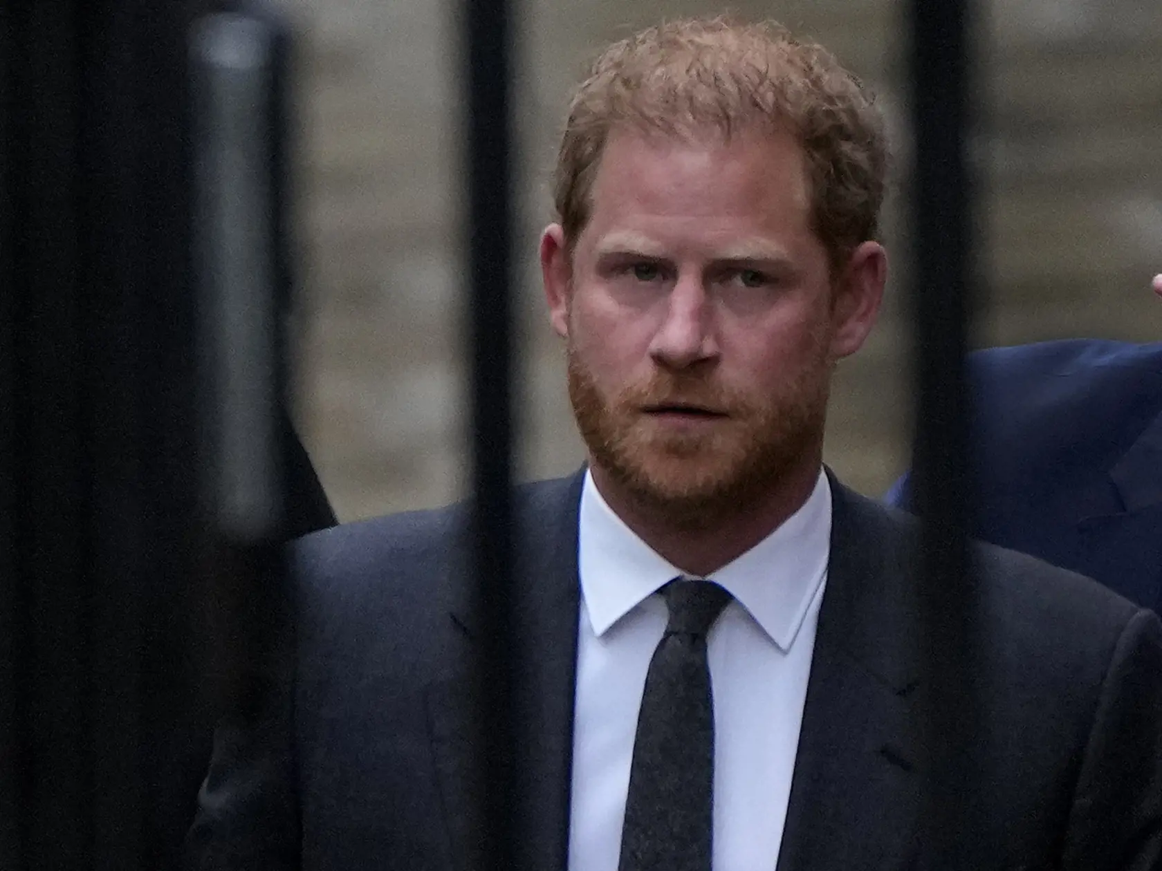 Britský princ Harry prichádza na londýnsky najvyšší súd 28. marca 2023 v Londýne.