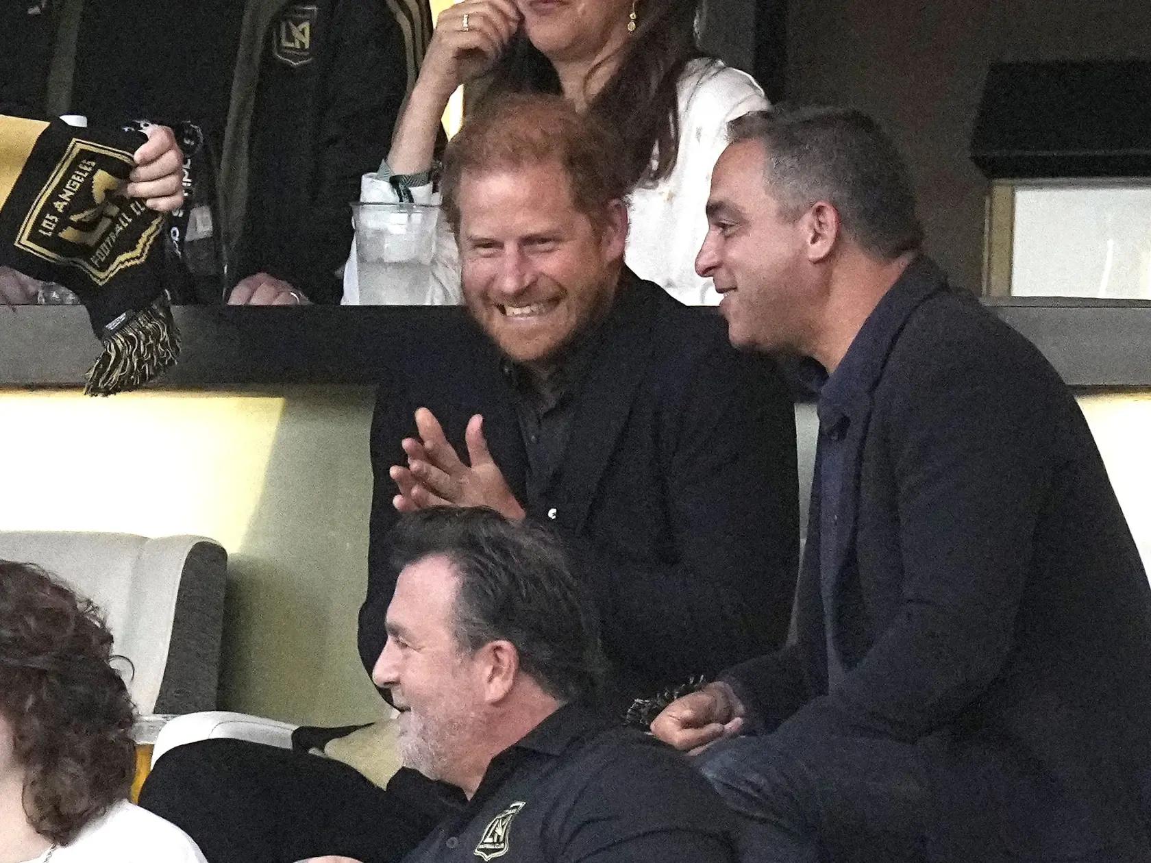 Princ Harry (druhý sprava) sleduje zápas zámorskej futbalovej MLS Los Angeles FC - Inter Miami v Los Angeles v nedeľu 3. septembra 2023.