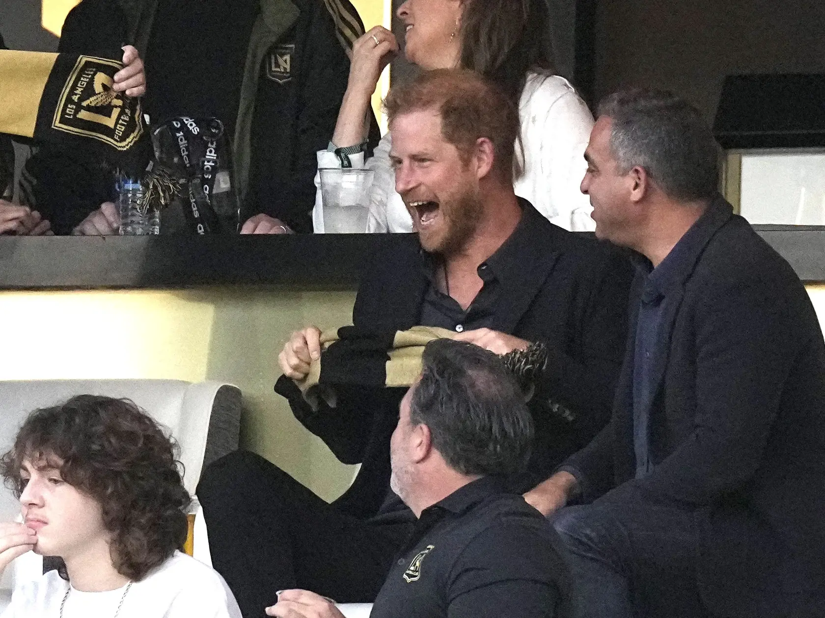 Princ Harry (druhý sprava) sleduje zápas zámorskej futbalovej MLS Los Angeles FC - Inter Miami v Los Angeles v nedeľu 3. septembra 2023.