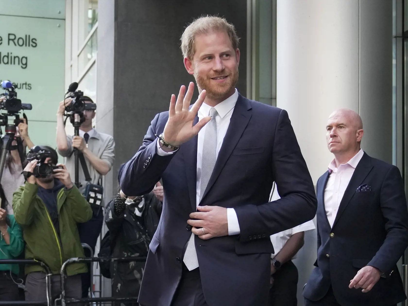 Britský princ Harry máva pri odchode zo súdu v centrálnom Londýne 7. júna 2023, kde sa súdi s britskými médiami.
