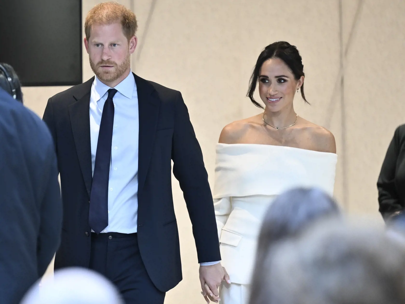 Britský princ Harry, vojvoda zo Sussexu (vľavo) a Meghan, vojvodkyňa zo Sussexu, prichádzajú na podujatie pri príležitosti Svetového dňa duševného zdravia v New Yorku v utorok 10. októbra 2023.
