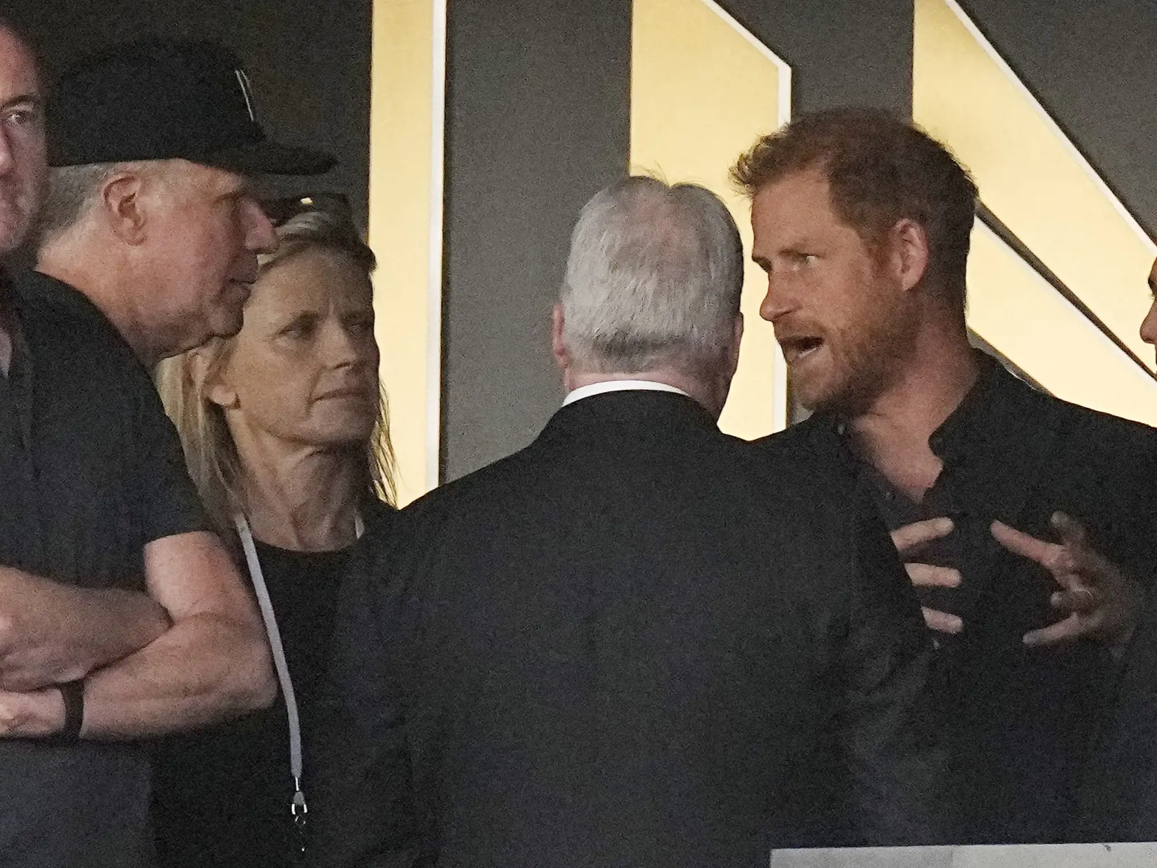Princ Harry (druhý sprava) a americký komik, herec a spisovateľ Will Ferrell (druhý zľava) sa rozpávajú pred zápasom zámorskej futbalovej MLS Los Angeles FC - Inter Miami v Los Angeles v nedeľu 3. septembra 2023.