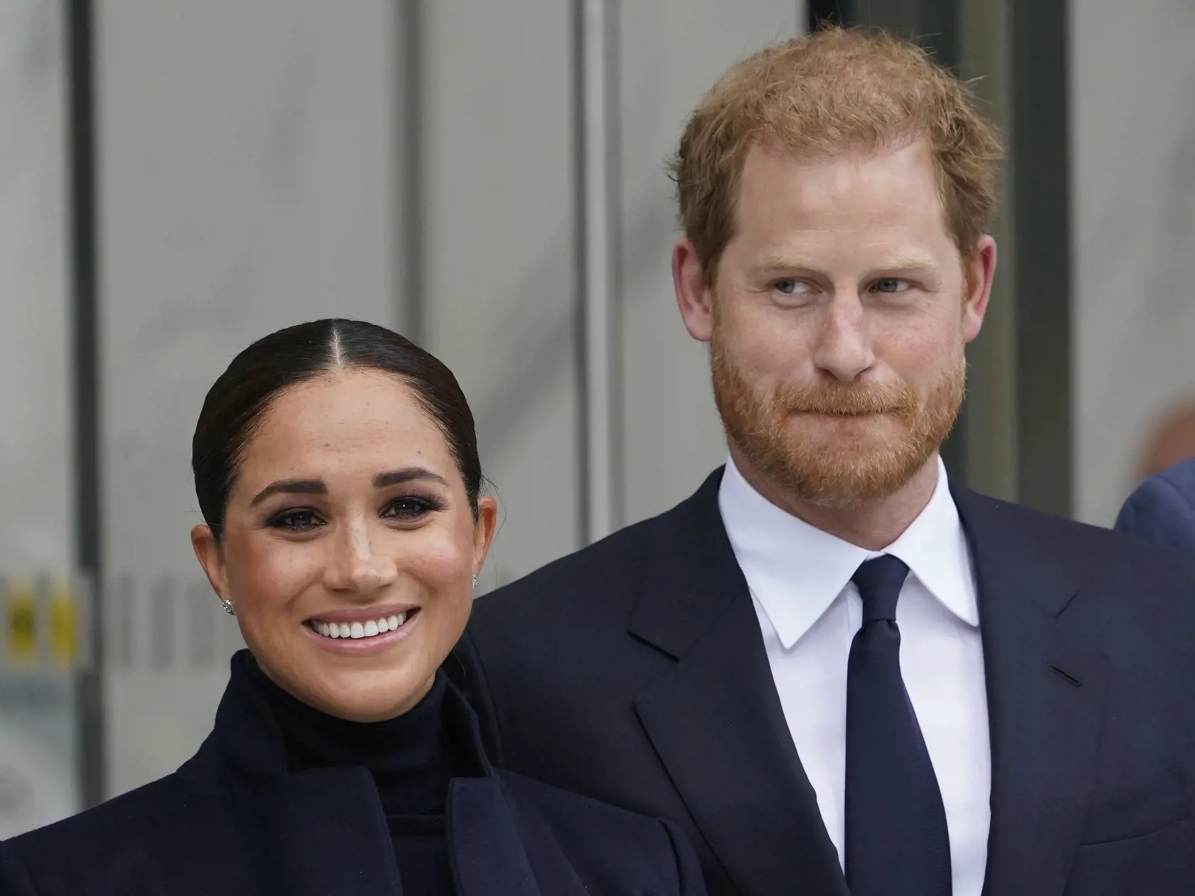 Na archívnej snímke z 23. septembra 2021 britský princ Harry a jeho manželka Meghan Markleová pózujú po návšteve observatória Svetového obchodného centra v New Yorku.
