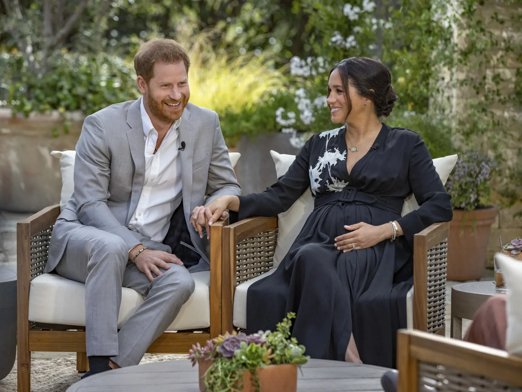 Britský princ Harry (vľavo) a jeho americká manželka Meghan Markleová počas rozhovoru s americkou moderátorkou Oprah Winfreyovou, ktorý v USA odvysielali v nedeľu večer 7. marca 2021