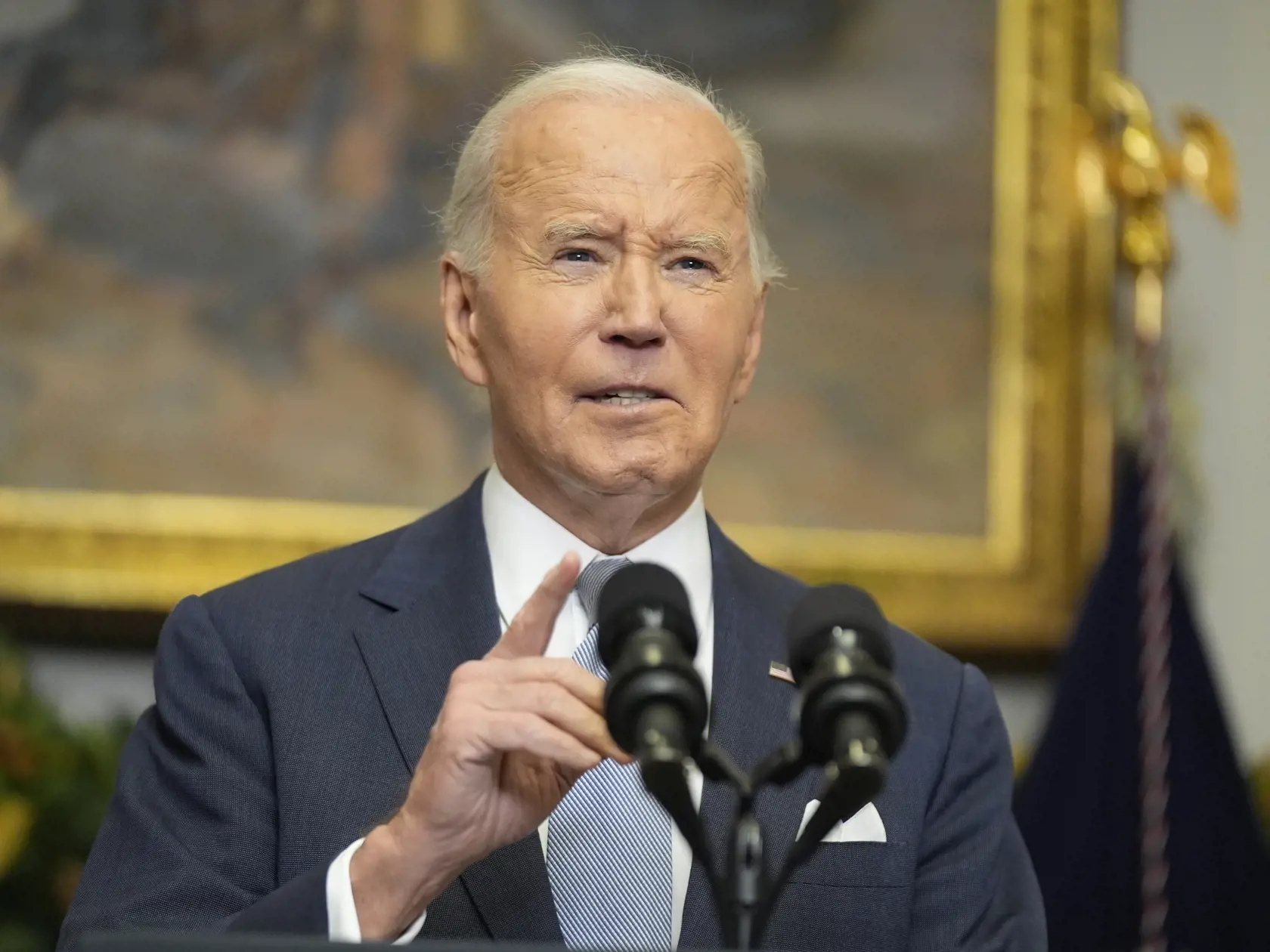 Americký prezident Joe Biden gestikuluje počas brífingu v Bielom dome vo Washingtone v nedeľu 8. decembra 2024. Biden v nedeľu označil zvrhnutie dlhoročného sýrskeho prezidenta Bašára Asada za "historickú príležitosť" pre Sýriu a jej občanov. Spojené štáty podľa neho budú spolupracovať so "všetkými sýrskymi skupinami".