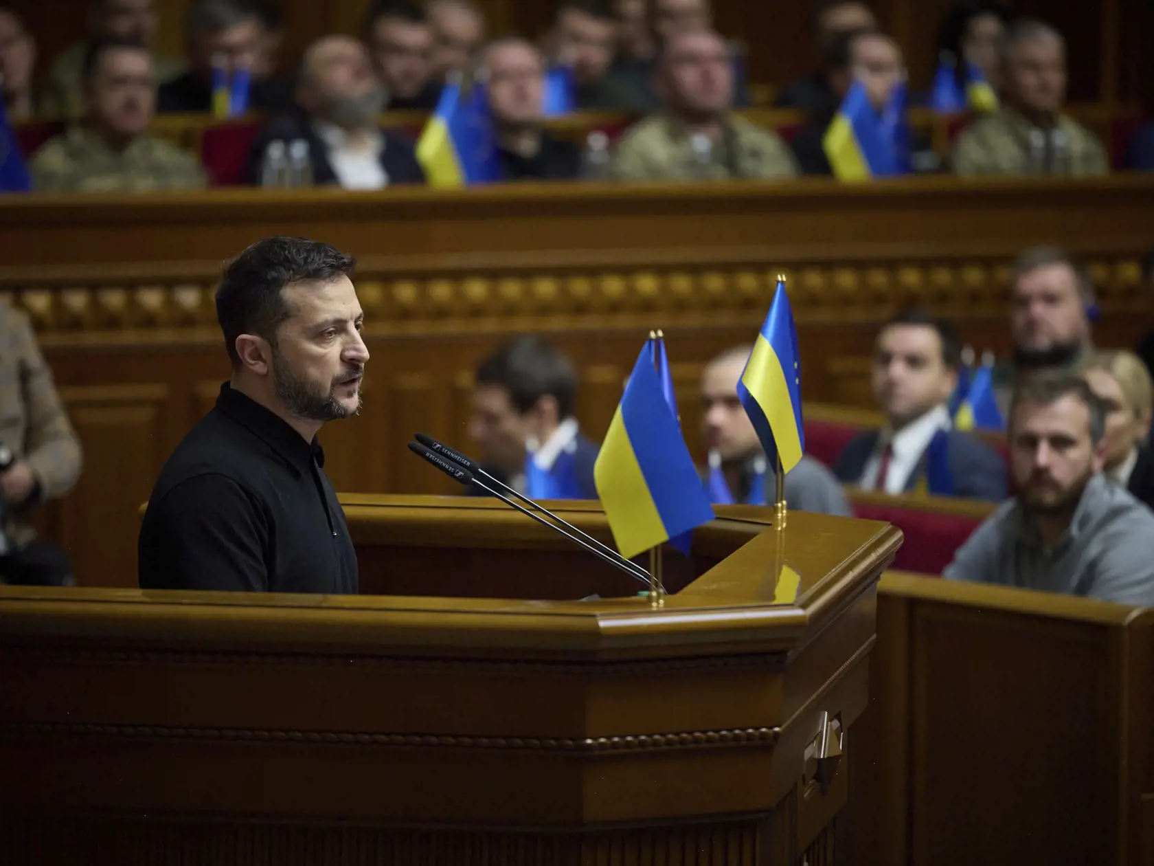 WA 46 Kyjev - Ukrajinský prezident Volodymyr Zelenskyj predstavuje svoj takzvaný víťazný plán na ukončenie vojny s Ruskom  na mimoriadnom zasadnutí parlamentu v Kyjeve v stredu 16. októbra 2024. FOTO TASR/AP
                                                    

In this photo provided by the Press Service Of The President Of Ukraine on Oct. 16, 2024, Ukraine's President Volodymyr Zelenskyy speaks to parliamentarians at Verkhovna Rada in Kyiv, Ukraine. (Press Service Of The President Of Ukraine via AP)