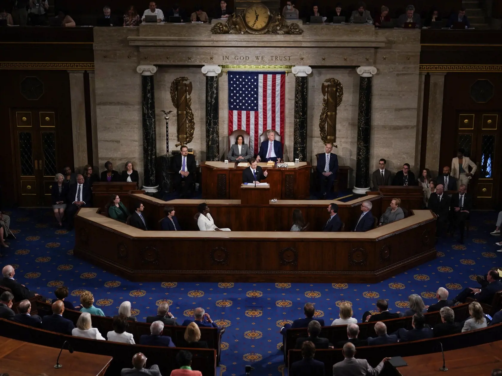 JB 36 Washington - Izraelský prezident Jicchak Herzog (v pozadí uprostred) počas jeho prejavu v americkom Kongrese  vo Washingtone 19. júla 2023. Hore vľavo americká viceprezidentka Kamala Harrisová a hore vpravo predseda Snemovne reprezentantov USA Kevin McCarthy. FOTO TASR/AP

Israeli President Isaac Herzog speaks to a joint session of Congress, Wednesday, July 19, 2023, at the Capitol in Washington, as Vice President Kamala Harris and House Speaker Kevin McCarthy of Calif., look on.(AP Photo/