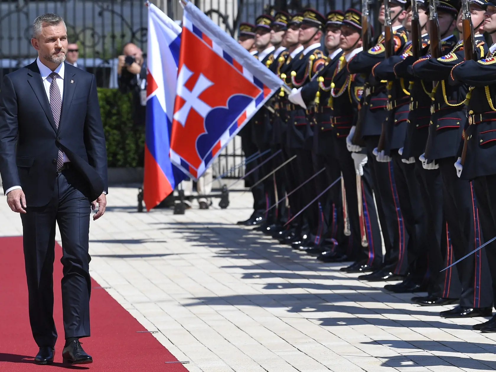 Na snímke prezident SR Peter Pellegrini počas prehliadky Čestnej stráže prezidenta SR po prevzatí Prezidentského paláca od predchodkyne Zuzany Čaputovej v Bratislave 15. júna 2025. FOTO TASR - Michal Svítok	 
