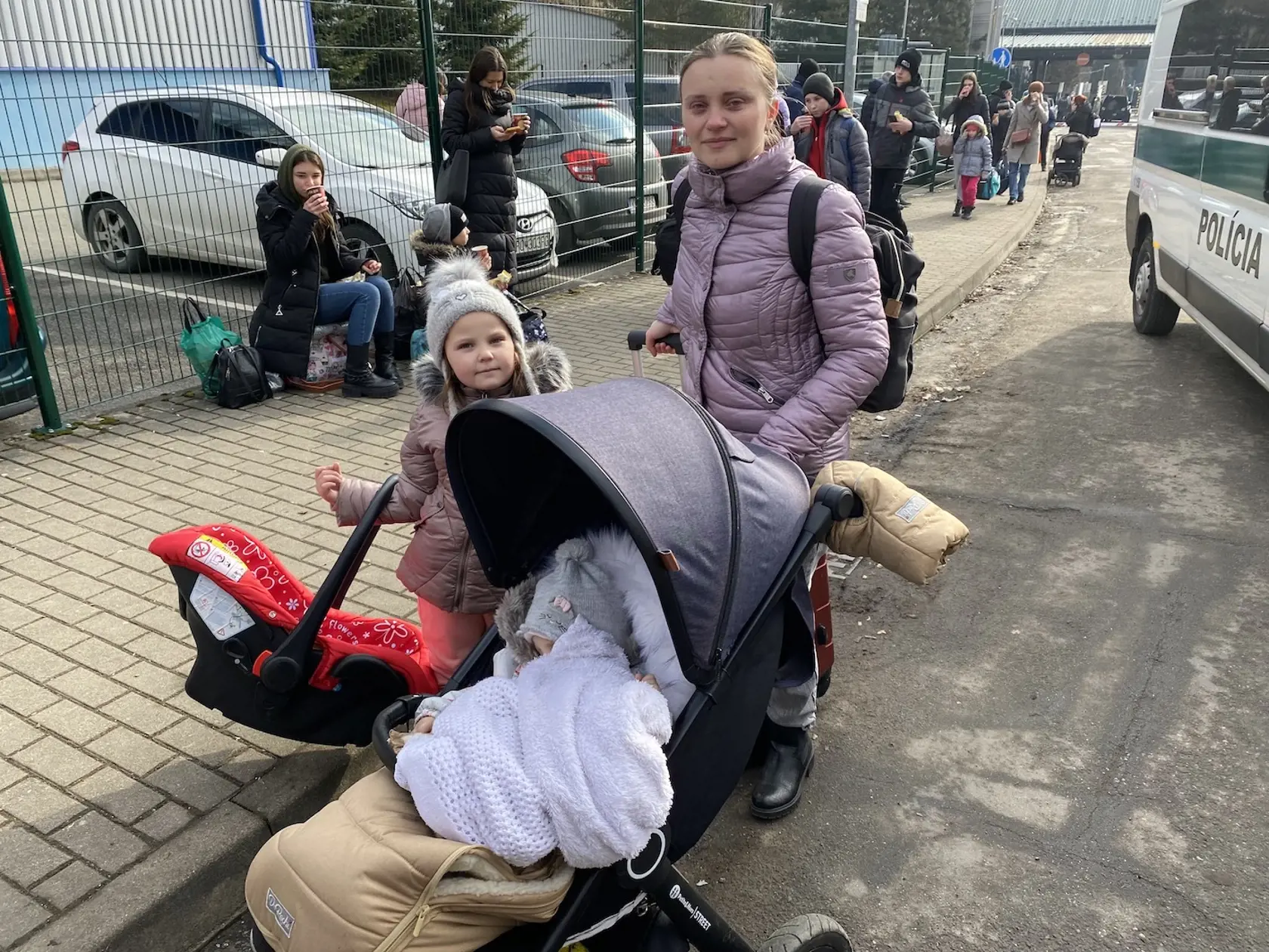 "Manžel zostal na druhej strane, no colnici ho zastavili a nesmie prekročiť hranice. Neviem, čo teraz bude. Mám naplánovanú cestu do Prahy, deti sa tam narodili, majú trvalý pobyt. U nás je veľmi zlá situácia - ostreľovanie, tanky. Nemôžem nájsť slová," vravela nám s plačom a zúfalstvom v hlase Marianna (29) z Luhanska, ktorá uteká z vojny s deťmi Erikom (5) a Denisom (1).