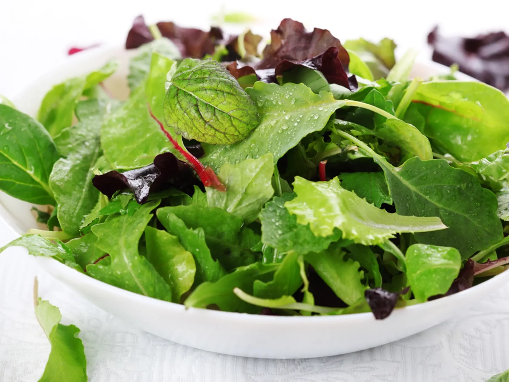 Výživný špenát, kel, šalát, ale aj žerucha by mali byť súčasťou každej diéty. Sú bohaté na vitamíny, minerály, antioxidanty a enzýmy, pričom majú nízku kalorickú hodnotu, málo tuku, sodíka či iných toxínov. Obsahujú tiež vitamín C a betakarotén, provitamín vitamínu A. Ako prirodzené zdroje glukozinátov majú antibakteriálne a protivírusové vlastnosti, pomáhajú reprogramovať rakovinové bunky, aby zanikli. Fungujú tiež ako prevencia pred vznikom tumoru a metastáz. Listová zelenina podporuje detoxikovať telo na bunkovej úrovni. Denne by ste jej mali zjesť aspoň za hrsť.