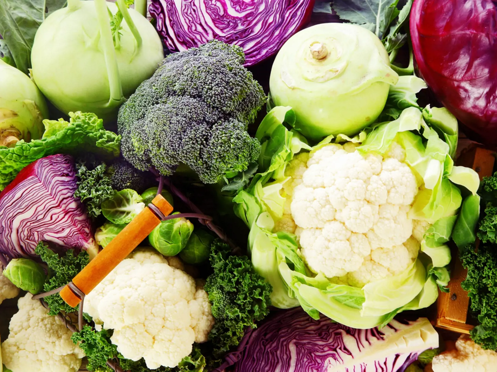 Patria sem ružičkový kel, brokolica, kapusta či karfiol. Posilňujú imunitu a telu dodávajú veľké množstvo potrebných živín. Antioxidanty, ktoré obsahujú, zlepšujú celkovú odolnosť voči chorobám. Brokolica aj karfiol majú v sebe veľa sulforafanu, látky, ktorá má schopnosť ochrániť bunky pred tým, aby sa premenili na zhubné. Zvláda dokonca i usmrtenie rakovinových buniek a pritom nepoškodí tie zdravé. Najviac účinných látok sa zachová v zelenine pripravenej na pare.