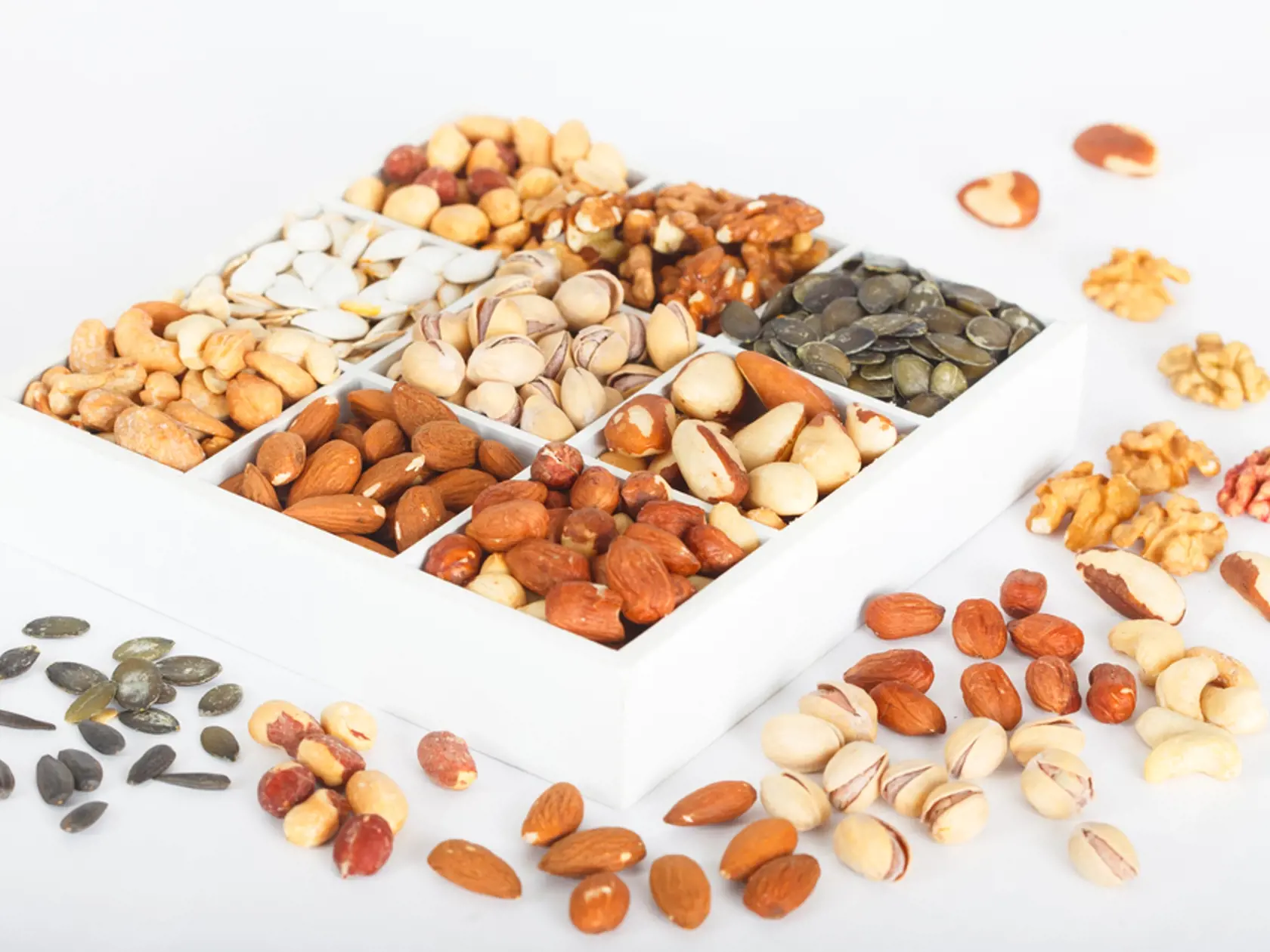 Chia semiačka a ľanové semienka sú najvýživnejšie semienka na svete. Poskytujú vlákninu, omega-3 mastné kyseliny a veľký rozsah dôležitých minerálov. Ľanové semienka by mali jesť najmä páni, dokážu výrazne spomaľovať rast nádoru prostaty. Dobré sú tiež sezamové, tekvicové, slnečnicové semiačka. Z orechov by vo vašom jedálničku nemali chýbať mandle a vlašské orechy. Pomáhajú v prevencii proti rakovine prsníka a prostaty.
