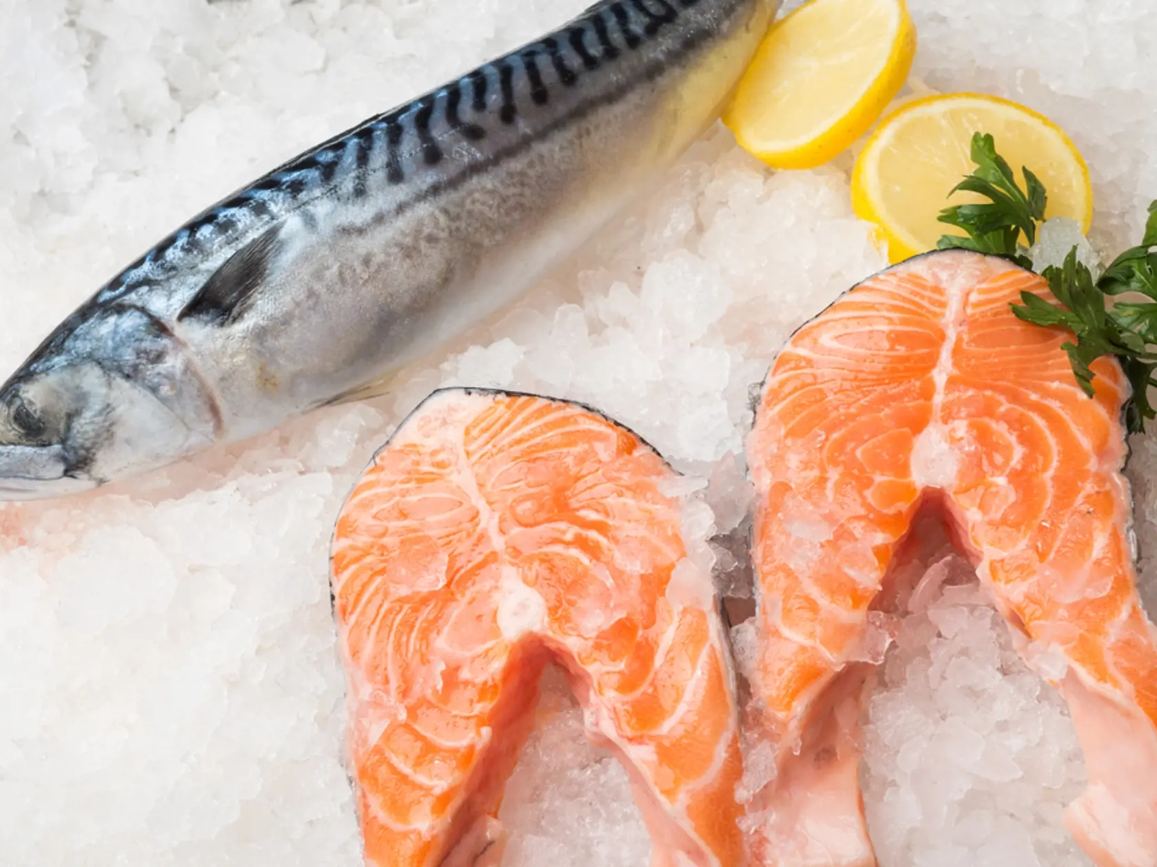Morské a najmä malé ryby ako losos, makrela či sardinky majú protizápalové účinky, obsahujú omega-3 mastné kyseliny, dôležité pre lepšie fungovanie mozgu, hormonálny a nervový systém. Pomáhajú nielen v prevencii proti rakovine ale aj pri liečebných procedúrach ako je chemoterapia. So svojou protizápalovou schopnosťou znižujú toxicitu chemoterapie na pacientov.